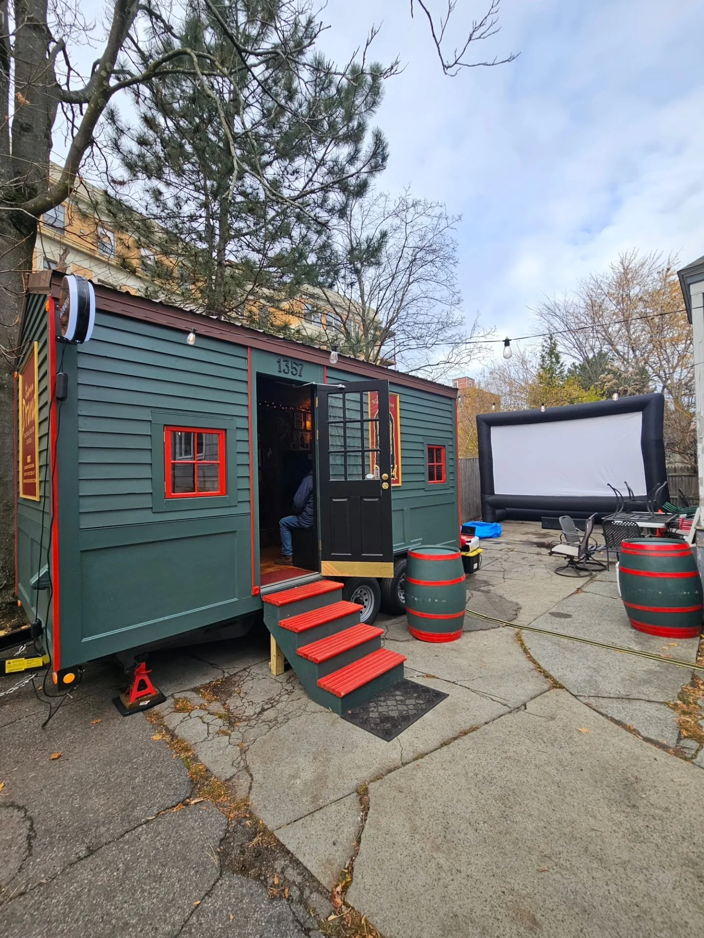 Game day pints in Cambridge, MA! 🍺🏈🍗
.
#wanderingdruid #tinyhouse #tinypub #barrental #mobilebar #ireland #newengland #irishpub #guinness #bostonfoodies #massachusetts #boston #whiskey #irishabroad #irish #irishmusic #irishowned #smallbusiness #lo