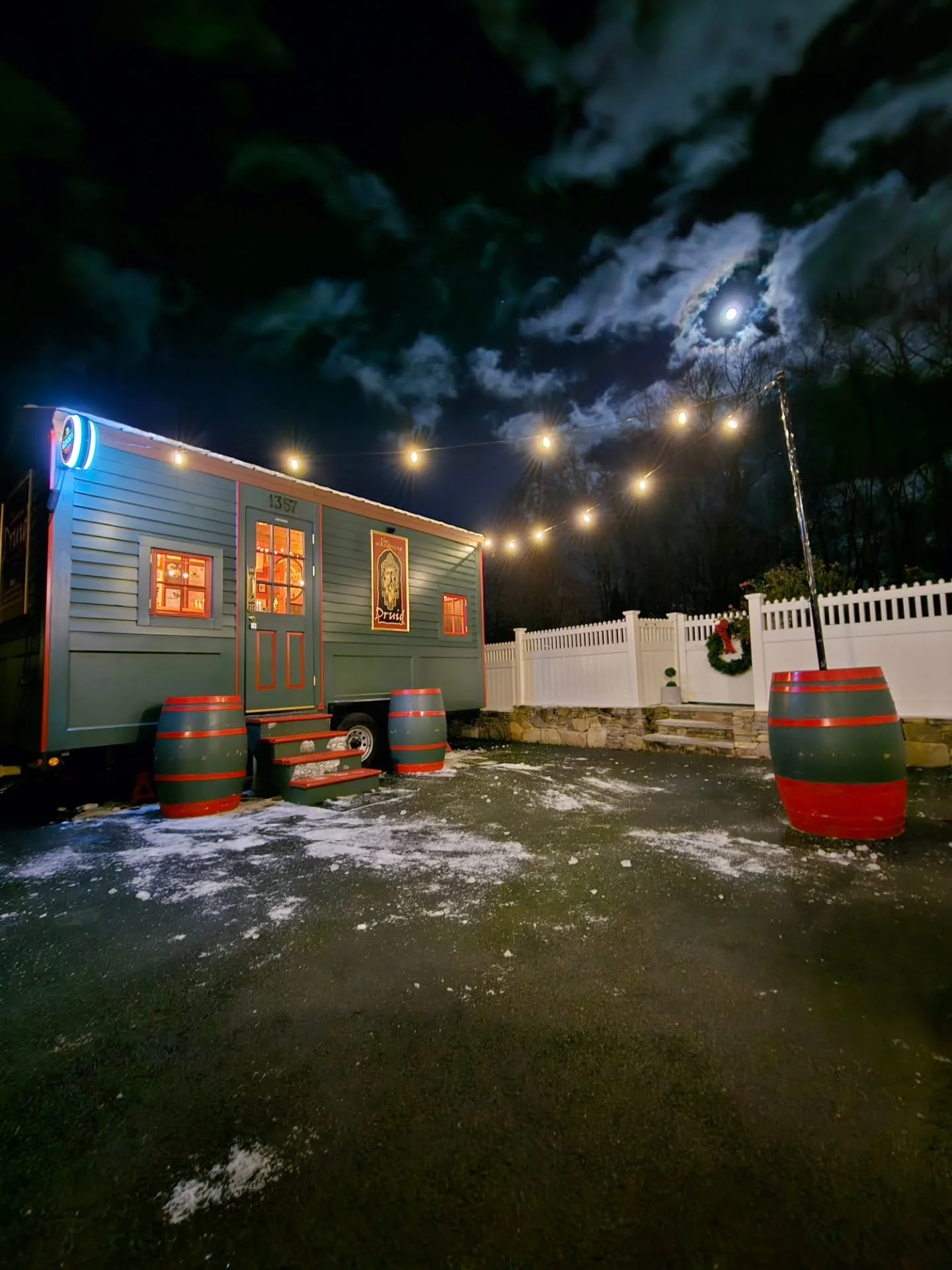 Cold moon, cold night, cold pints, warm pub. 🥶🍺
.
#wanderingdruid #tinyhouse #tinypub #barrental #mobilebar #ireland #newengland #irishpub #guinness #bostonfoodies #massachusetts #boston #whiskey #irishabroad #irish #irishmusic #irishowned #smallbu
