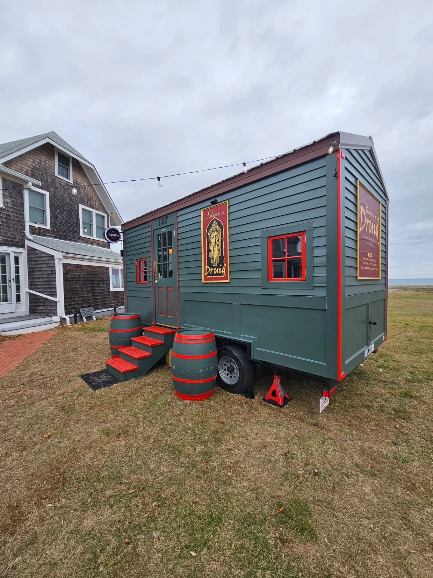 Seaside pints in the Irish Riviera! 🌊🦭🍺
.
#wanderingdruid #tinyhouse #tinypub #barrental #mobilebar #ireland #newengland #irishpub #guinness #bostonfoodies #massachusetts #boston #whiskey #irishabroad #irish #irishmusic #irishowned #smallbusiness 