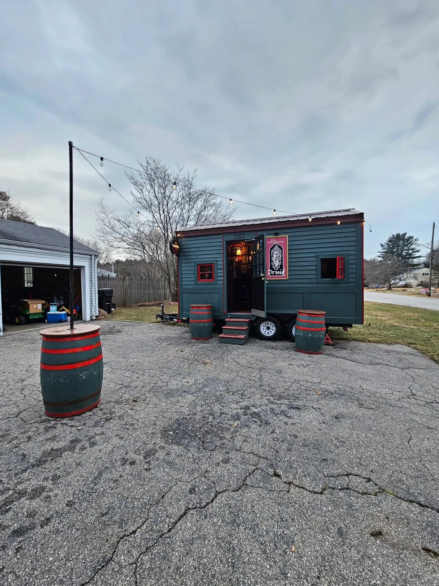 Christmas pints en route! 🎄🎅🍺
.
#wanderingdruid #tinyhouse #tinypub #barrental #mobilebar #ireland #newengland #irishpub #guinness #bostonfoodies #massachusetts #boston #whiskey #irishabroad #irish #irishmusic #irishowned #smallbusiness #localbusi