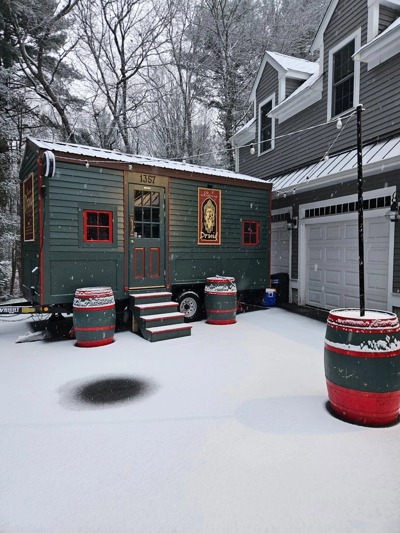 A little dusting does her wonders! 😍🌨☃️
.
#wanderingdruid #tinyhouse #tinypub #barrental #mobilebar #ireland #newengland #irishpub #guinness #bostonfoodies #massachusetts #boston #whiskey #irishabroad #irish #irishmusic #irishowned #smallbusiness #