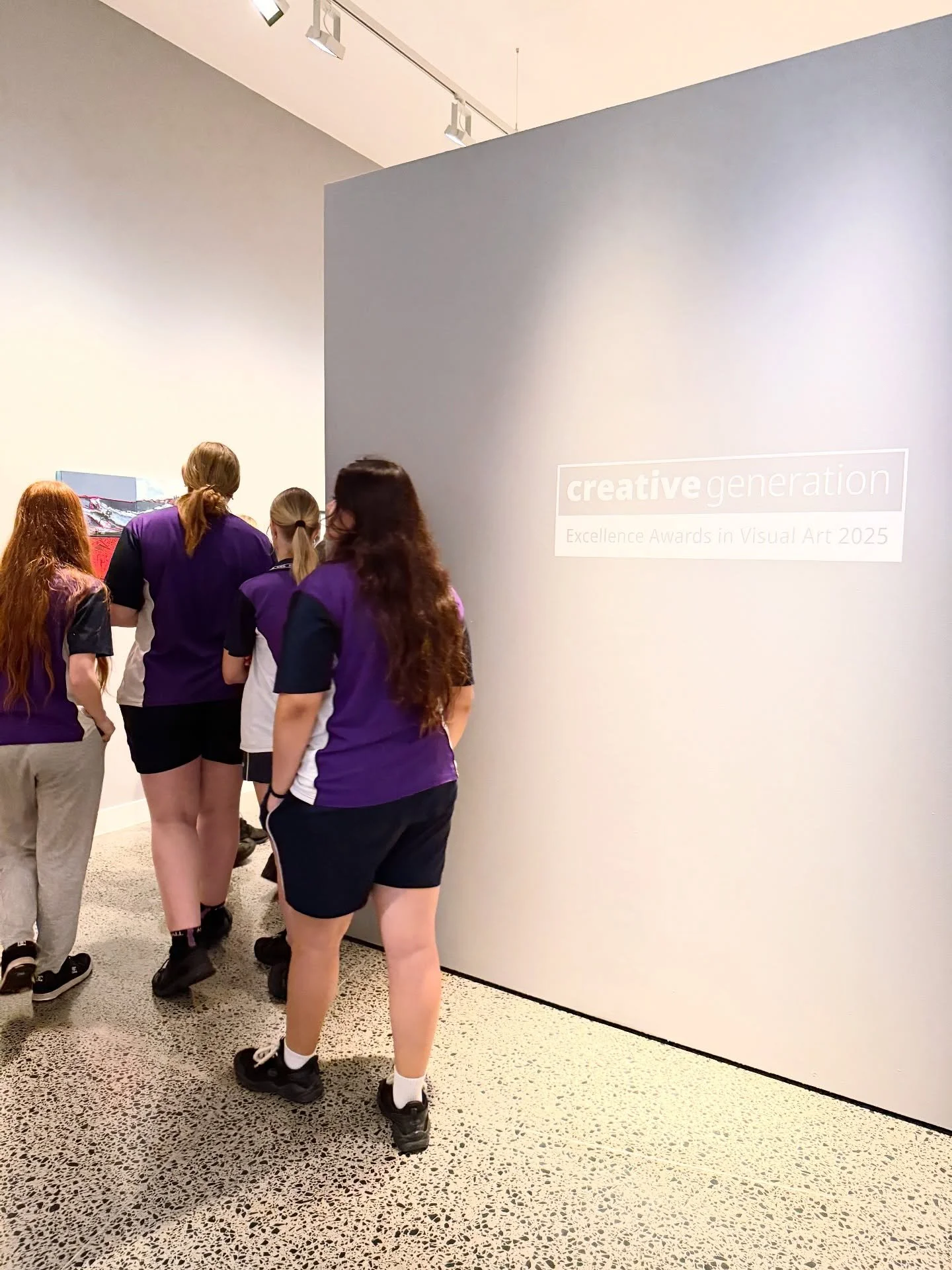 What an inspiring day! 💜 I had the pleasure of taking my Year 11 Visual Art students to @herveybayregionalgallery, where we explored four incredible exhibitions, including GIRRA: Fraser Coast National Art Prize 2025.

Guided by the fabulous April an