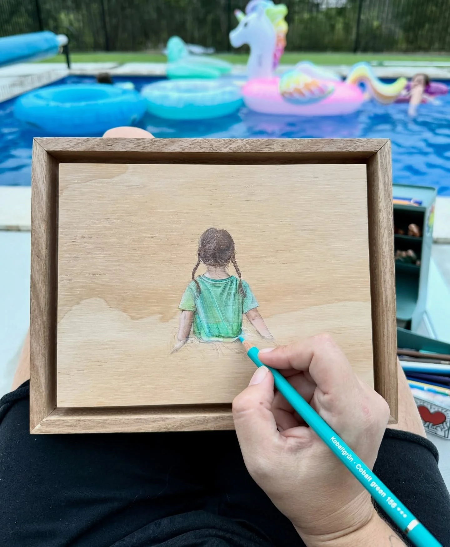 Day 24 as a full-time artist 🩷
I love that I can draw from almost anywhere. x

#poolside #wip #drawing #deardiary #fulltimeartist #artistlife #everydayisdifferent #shanaymanitzky #artonwood #workinprogress #colourpencil