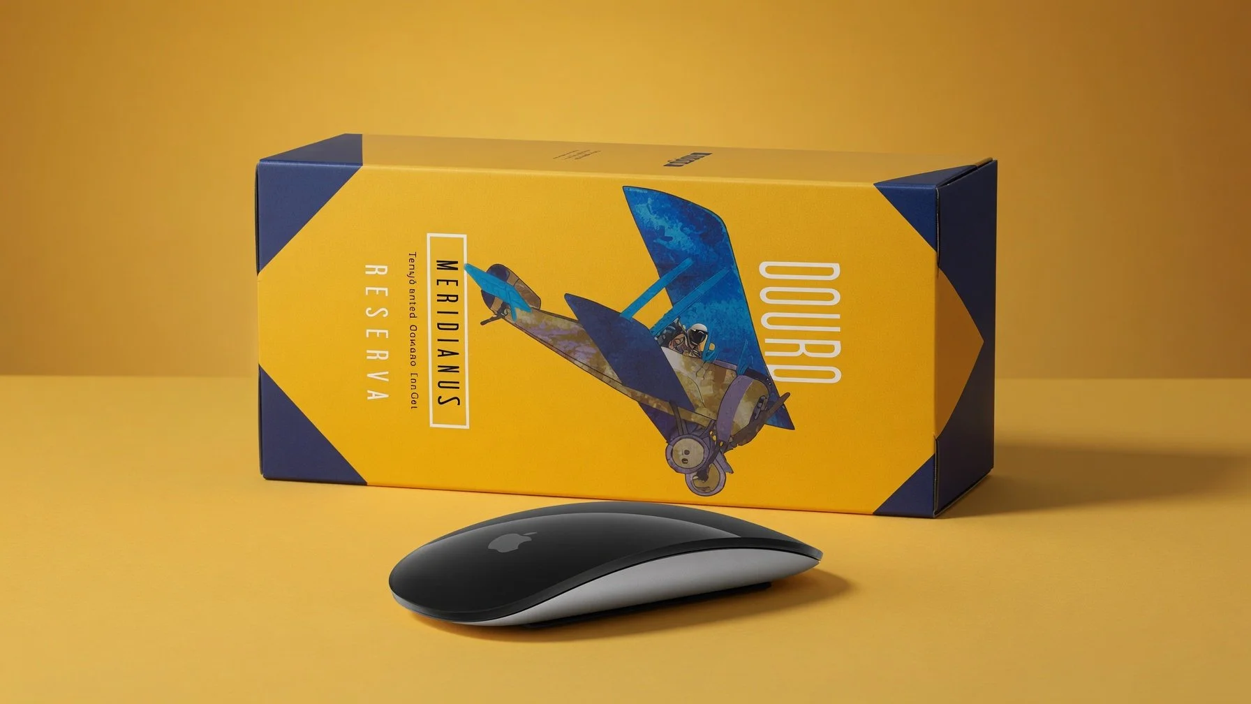 Caixa do produto Nooro com cores amarelo e azul, ilustrando um avião de guerreiro, e um mouse preto e cinza na frente, contra fundo amarelo.
