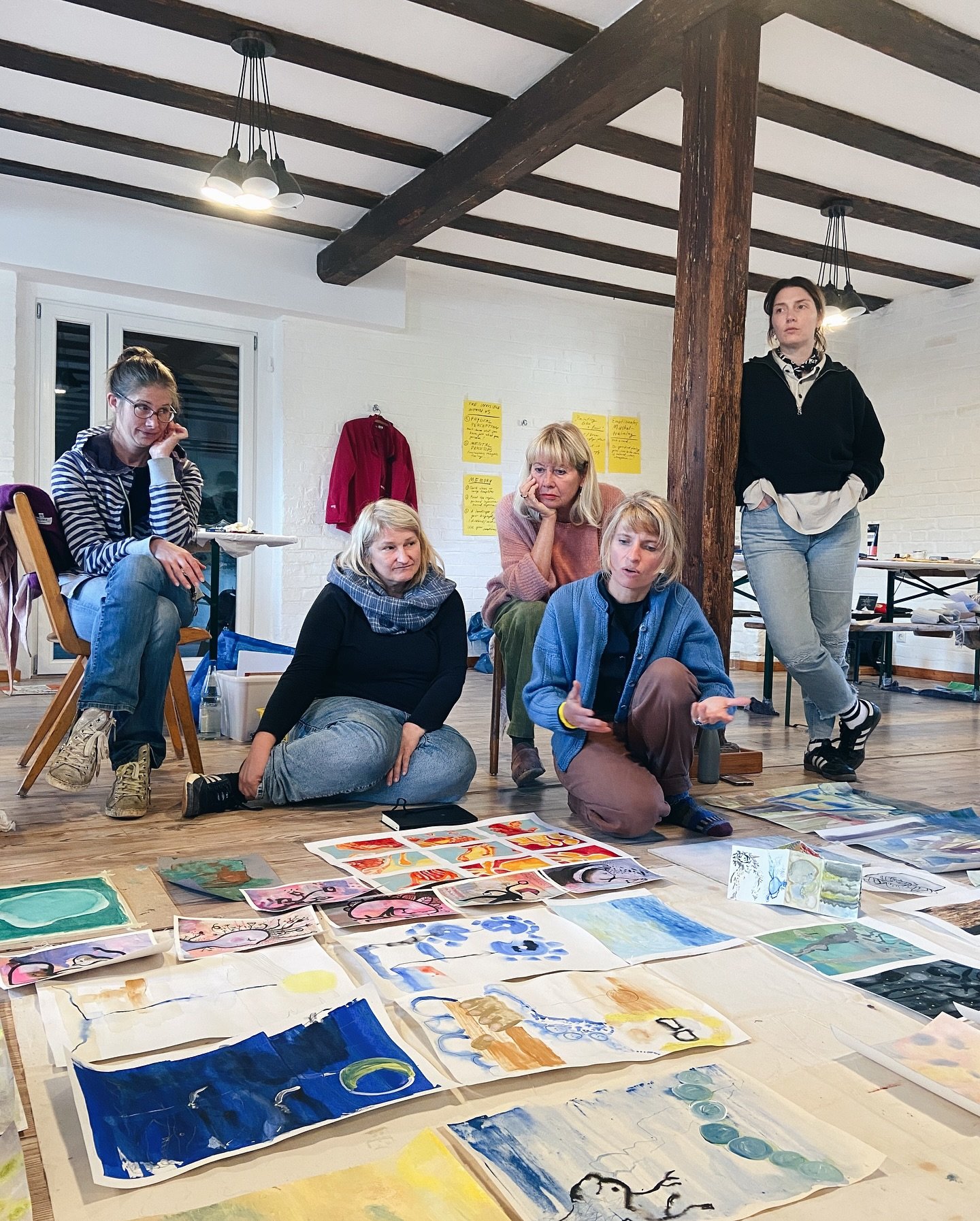 Moments from last years workshop with @_gosiamachon_ 🤩 She will be back in September with a new topic:

BRIGHTS &amp; BLUES from 1.-7.9.25 in Erlau 
(Fr&auml;nkisch-Crumbach, Odenwald)

&bdquo;Every day is different. Sometimes we feel content, somet