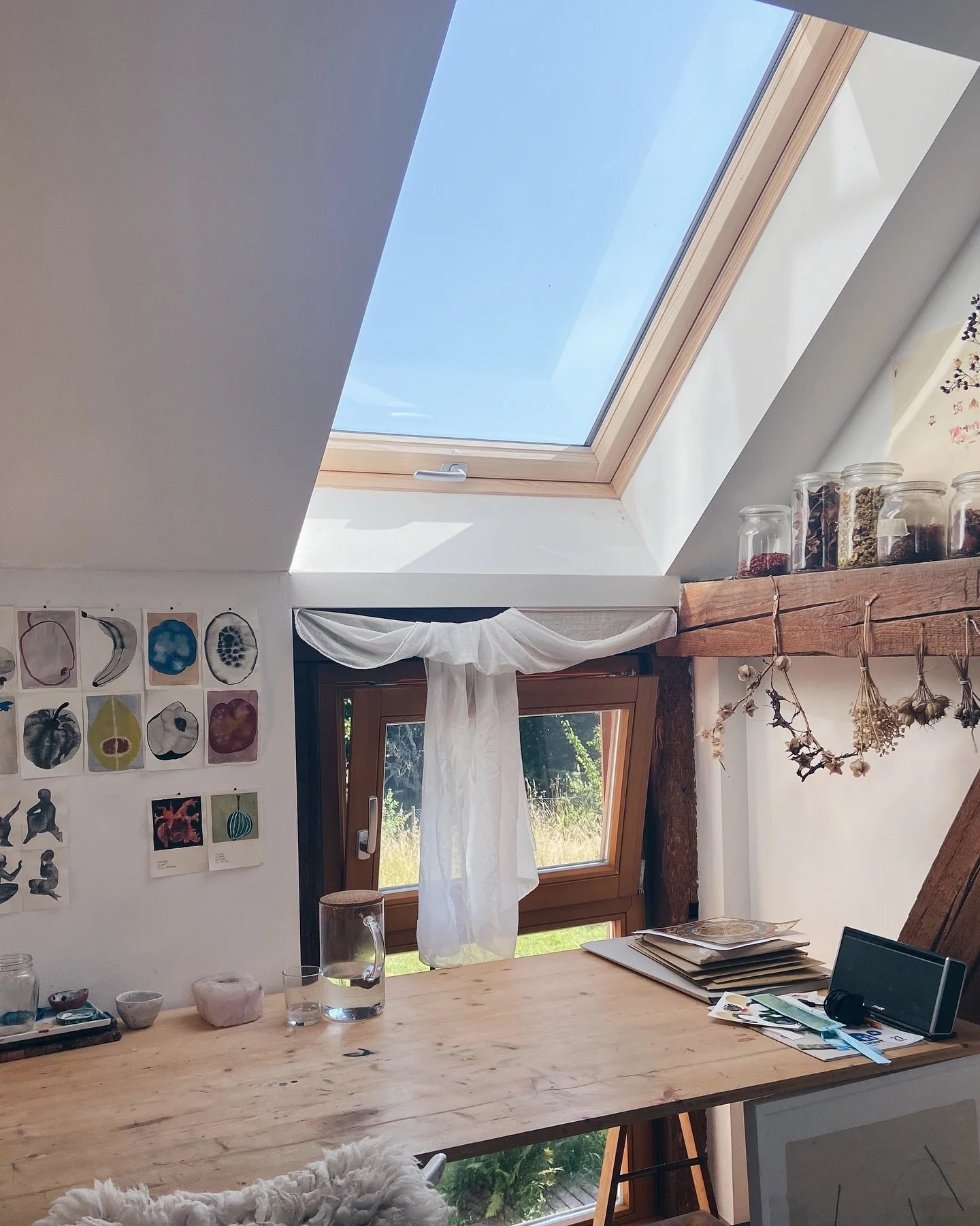 Some studio snap shots 
1. inside 2.+4. sketchbook 3. discovery 5. outside

This space&hellip; It&rsquo;s small and often chaotic but it just sooo good! And while I&lsquo;m in Berlin today I think about it and feel super grateful 😊

#natureandnouris