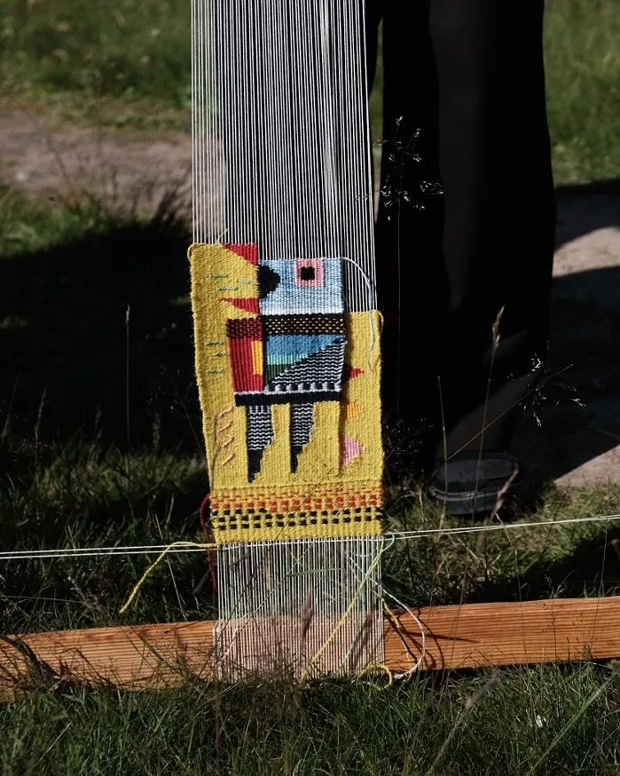 During KINDRED SPIRITS we will question what true connection means to us. Therefore we will gather hints and concepts in dialogue with the surrounding landscape, with the group and with ourselfs. Drawing, weaving and natural dyeing will be our medium