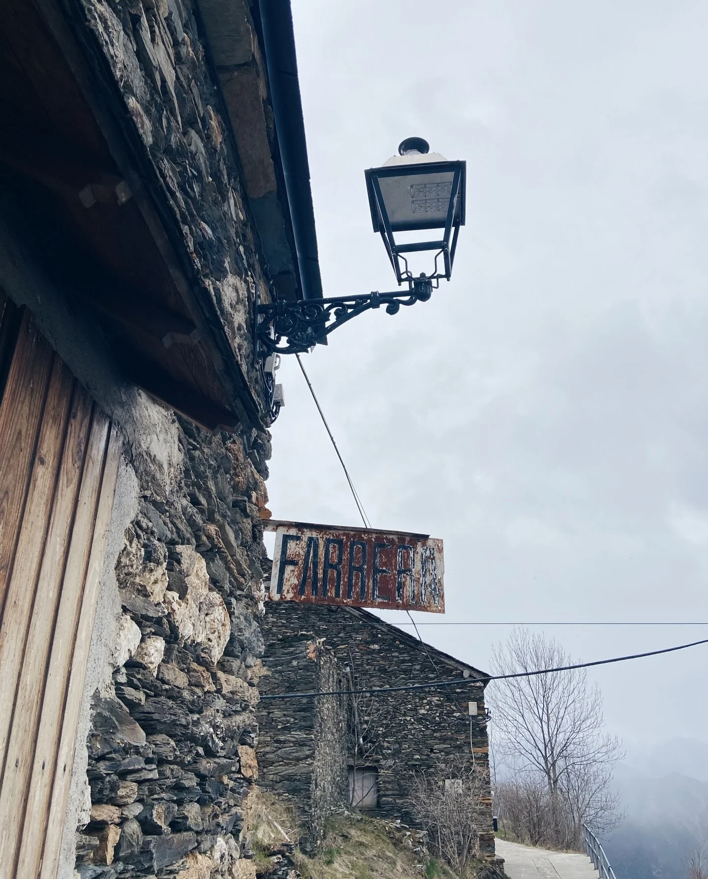 We spent the last week here @farreracan for a residency together with the whole family 😉 @nomonki. It was absolutely gorgeous, this hideaway in the mountains of Pyrenees 😍 Hope to be back soon!

#artistresidency #canfarrera #spanishpyrenees #workin