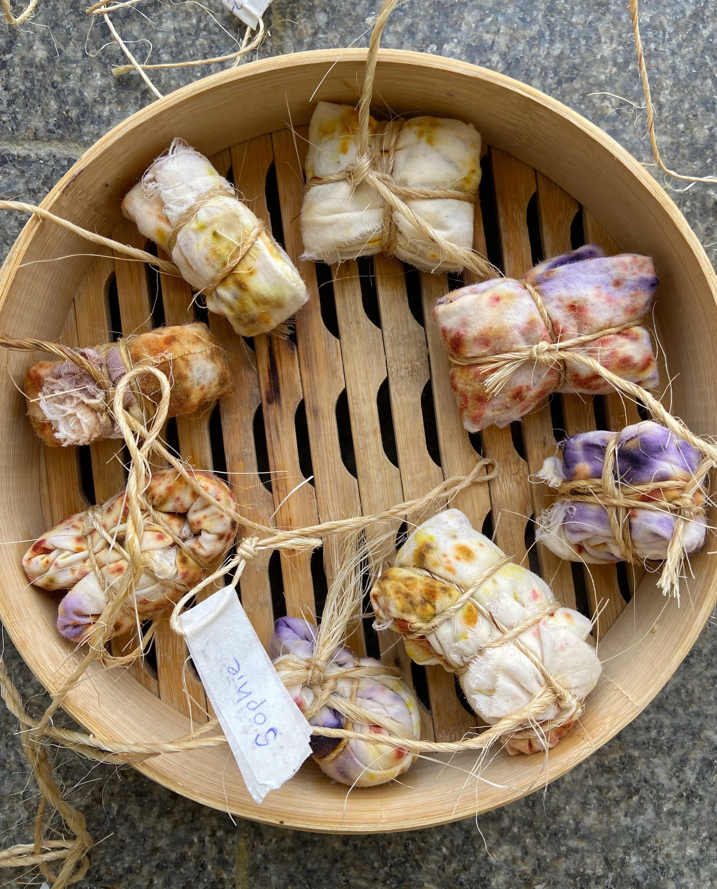 Yesterday @klingspor_museum I held a worksop about textile art - we tryed out natural bundle dyeing and designed little collaged wallhangings - as part of the program during the exhibition POWERFUL TEXTURES. SPRACHE IN TEXTIL which opend this weekend