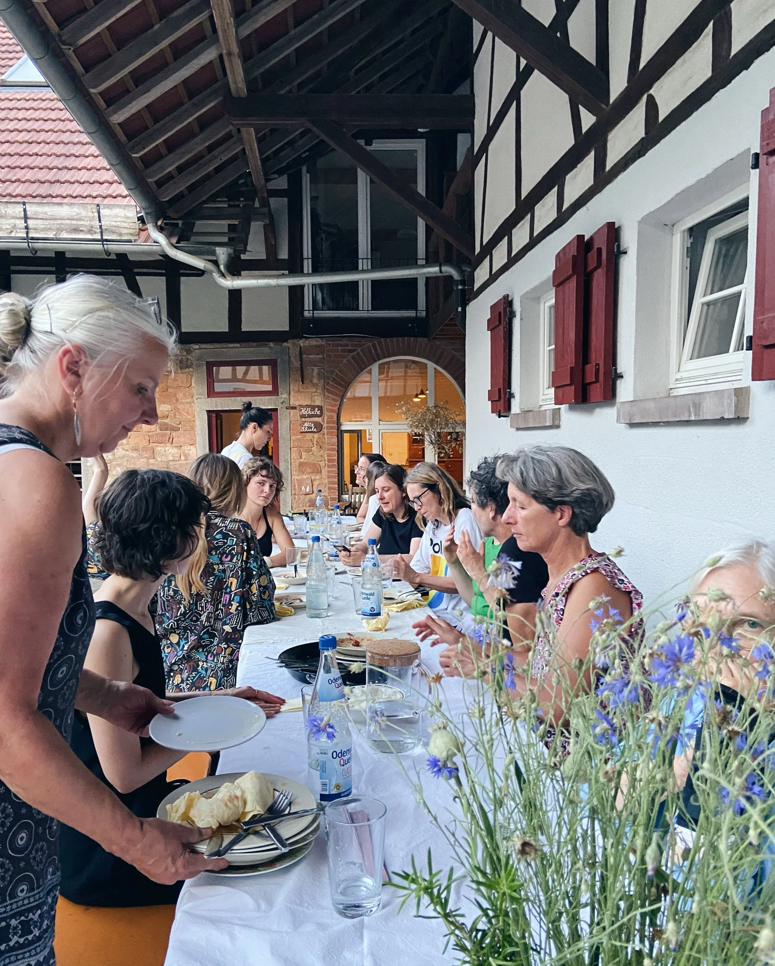Kick off get-together and dinner into our workshop week of KINDRED SPIRITS - love to see and feel the group like this, creating first bonds with openess and curiosity for each other 😍

And afterwards an evening walk together with @hannah.waldron to 