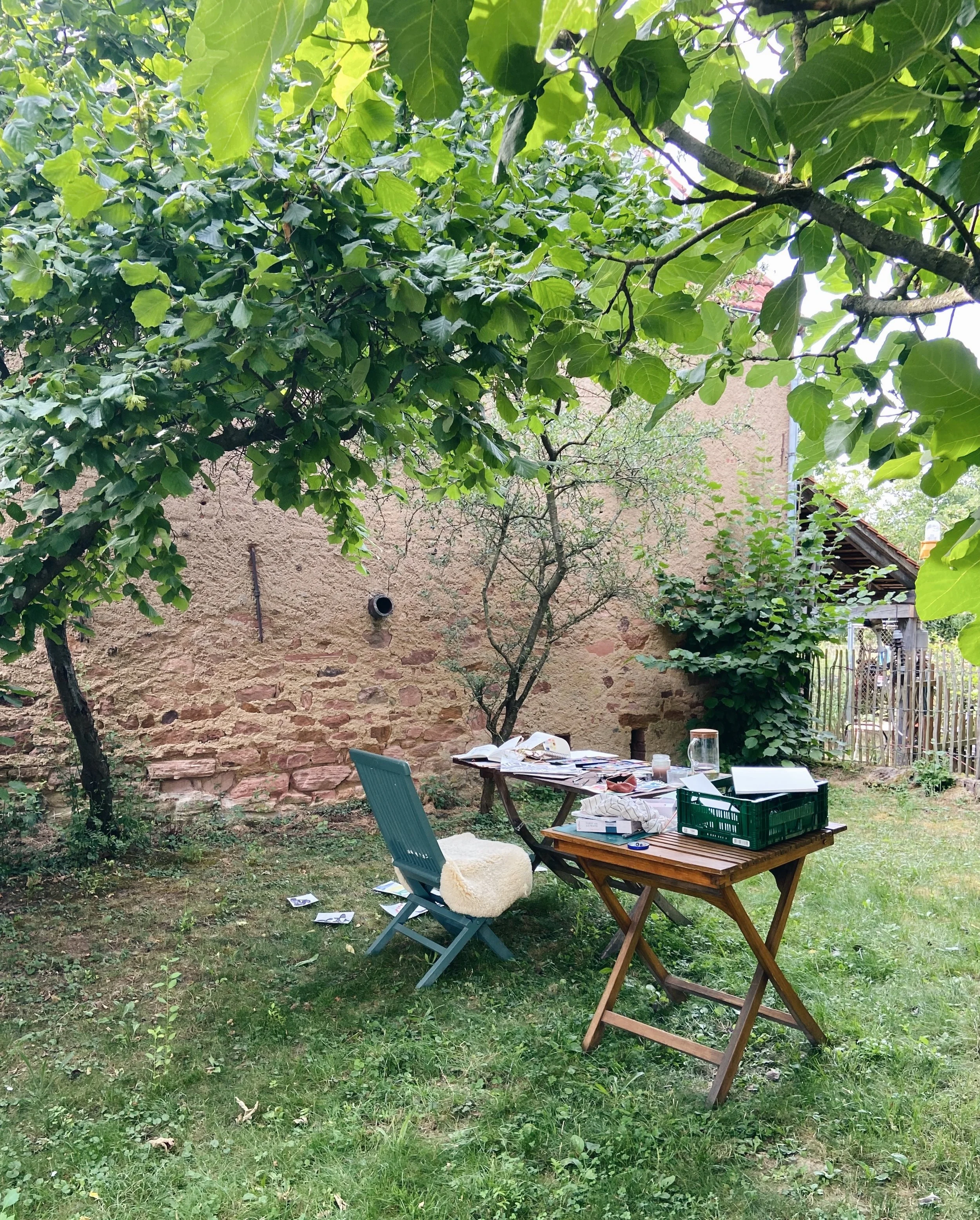 Too hot inside, so that&rsquo;s my studio for these days 😊

#studioglimpse