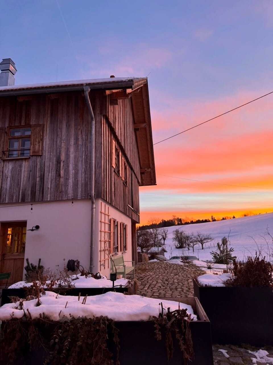 So, wie versprochen gibt es heute ein bisschen was zum @ebenrieder, denn f&uuml;r unser Retreat im Januar ist der Ort ein wichtiger Teil der Gesamterfahrung.

Und ehrlich gesagt: Ich kann mir keinen sch&ouml;neren Platz daf&uuml;r vorstellen!

Jasmin