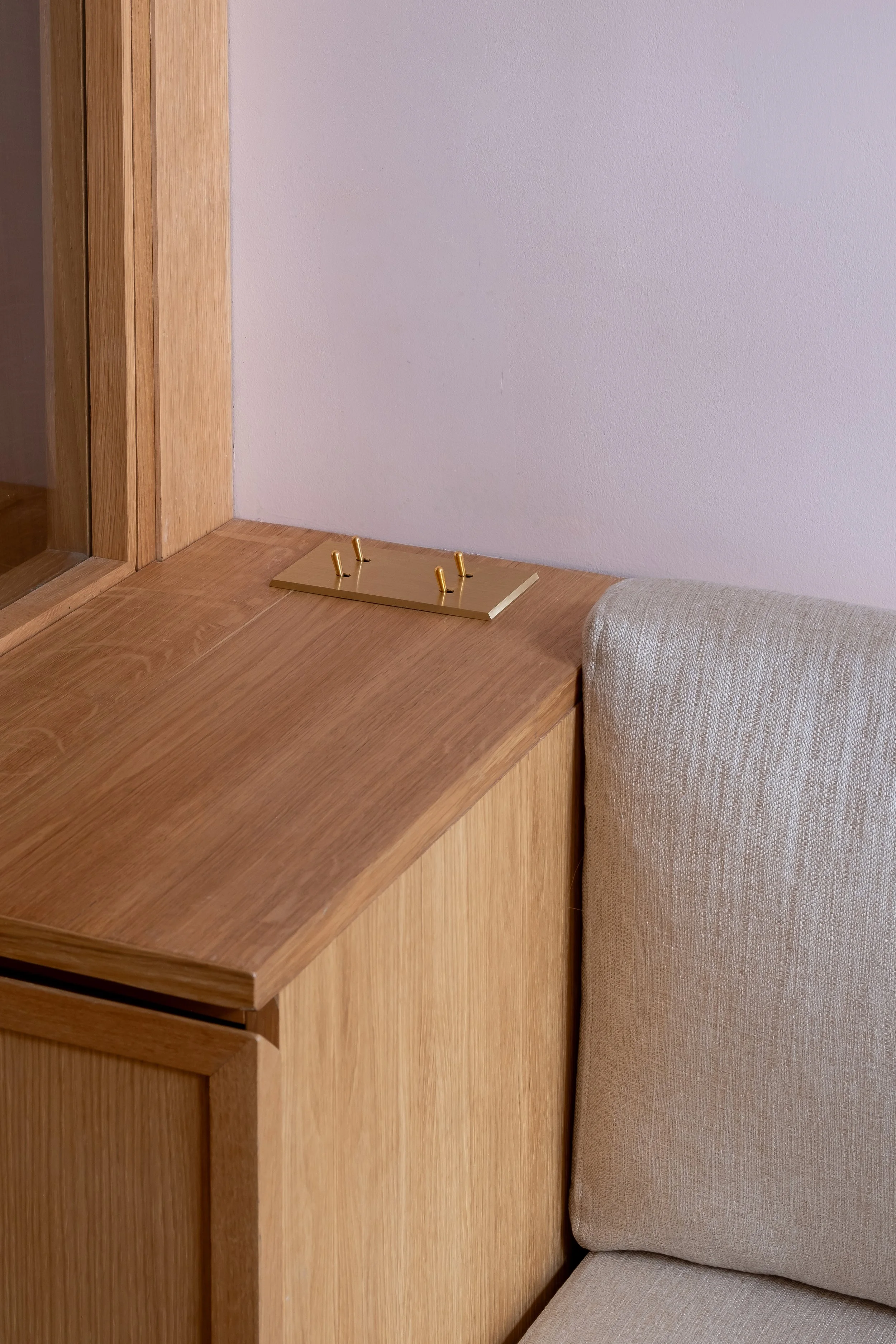 detail-banquette-boiserie-interrupteur-laiton-haut-de-gamme-hausmannien-paris.jpg