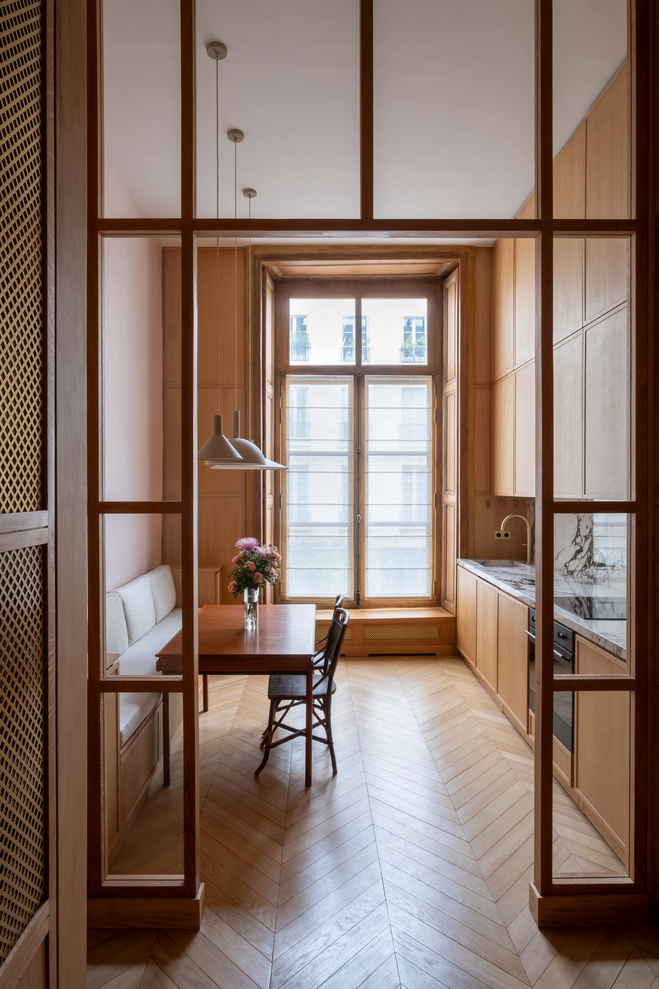 Cuisine haussmannienne haut de gamme, menuiserie chêne sur mesure pleine hauteur, verrière intérieure, parquet point de Hongrie, Paris.