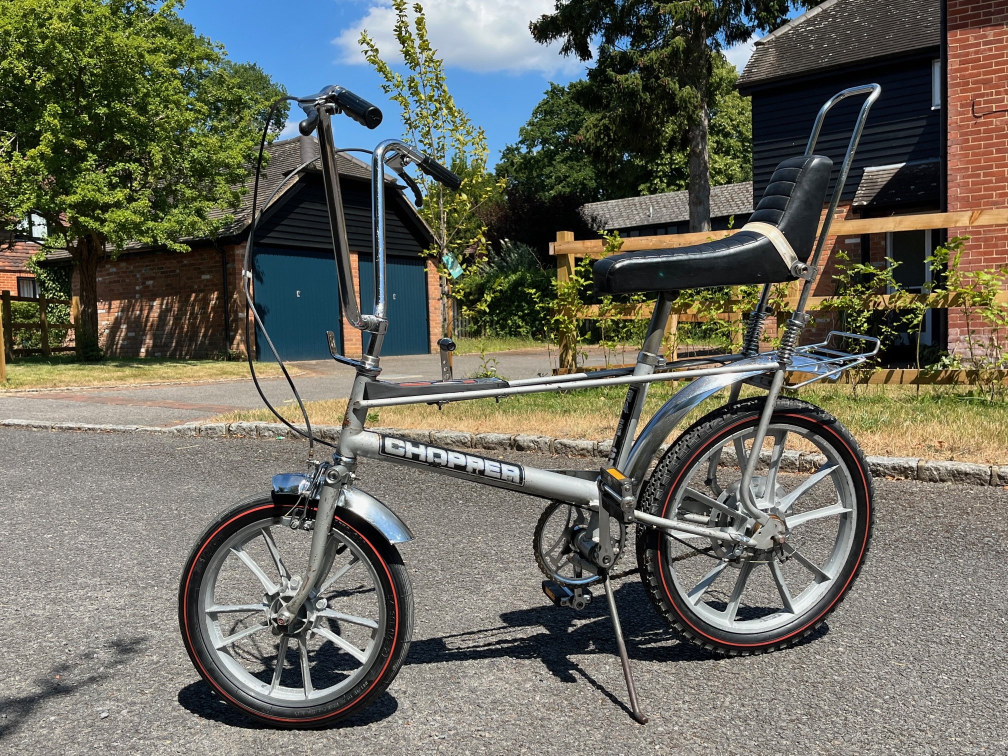 Basking in the sun, with a brand new set of Redline tyres. What an awesome bike, one to stay in the collection for sure!