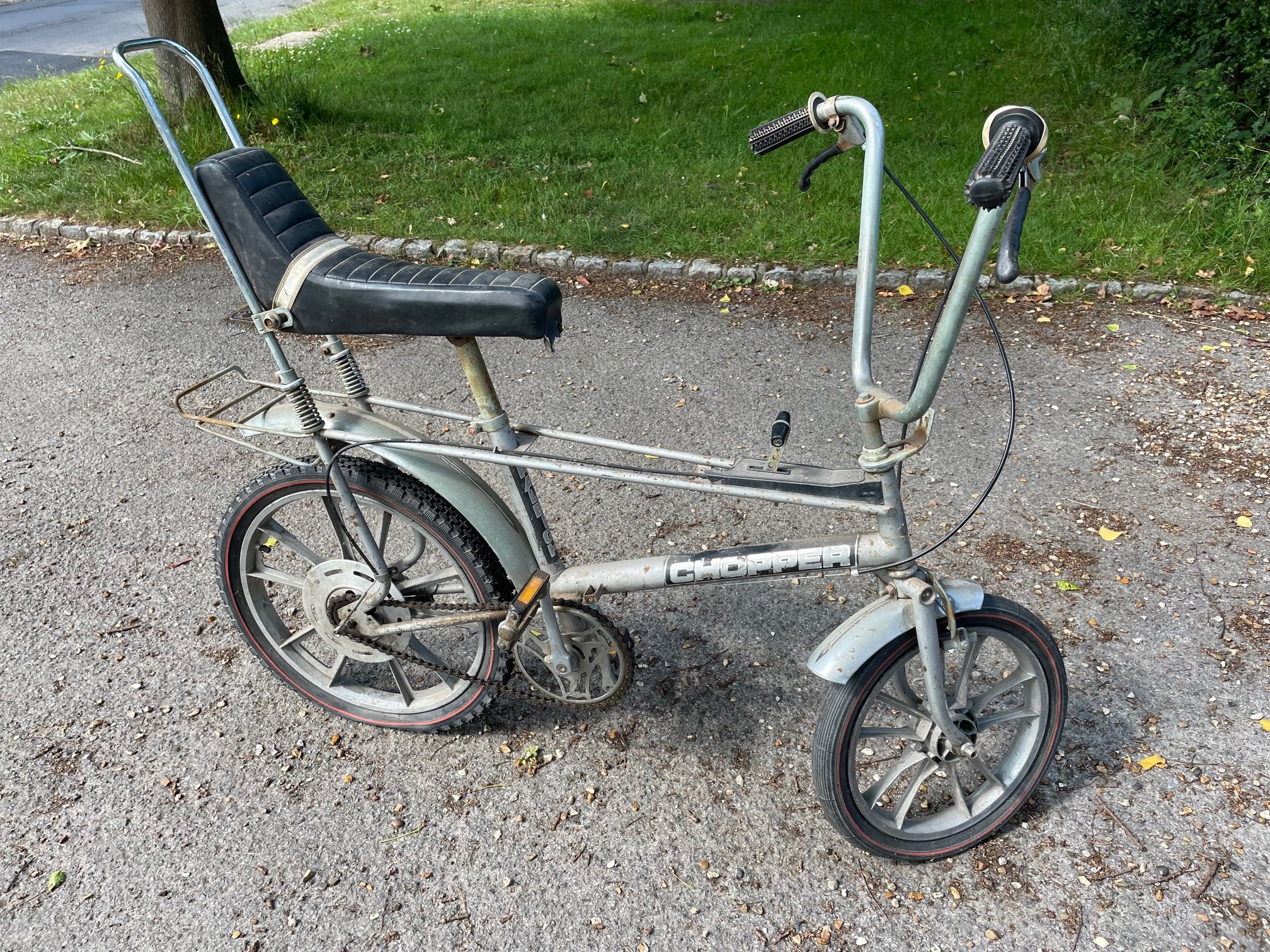 Here is the SE parked up in my drive after sitting for close to 40 years. Patiently waiting for some attention.