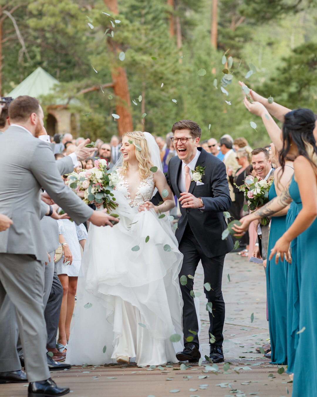 Hey there Friday!​​​​​​​​​
@dellaterramountainchateau
@jamiebethphotography
@jubilationscatering
@tophatentertainment
@beautyonlocationstudio
@shutterbus

#priveeventdesign #priveevents #coloradowedding #mountainwedding #coloradoweddingplanner #weddi