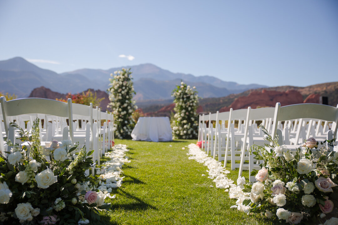 Ceremony goals....​​​​​​​​​
@ggresortandclub​​​​​​​​
@katiecorinne.photo​​​​​​​​
@skeventspecialists
​​​​​​​​
​​​​​​​​
#coloradowedding #mountainwedding #coloradoweddingplanner #weddingplanner #weddingflorist #coloradoweddingflorist #coloradoflorist 