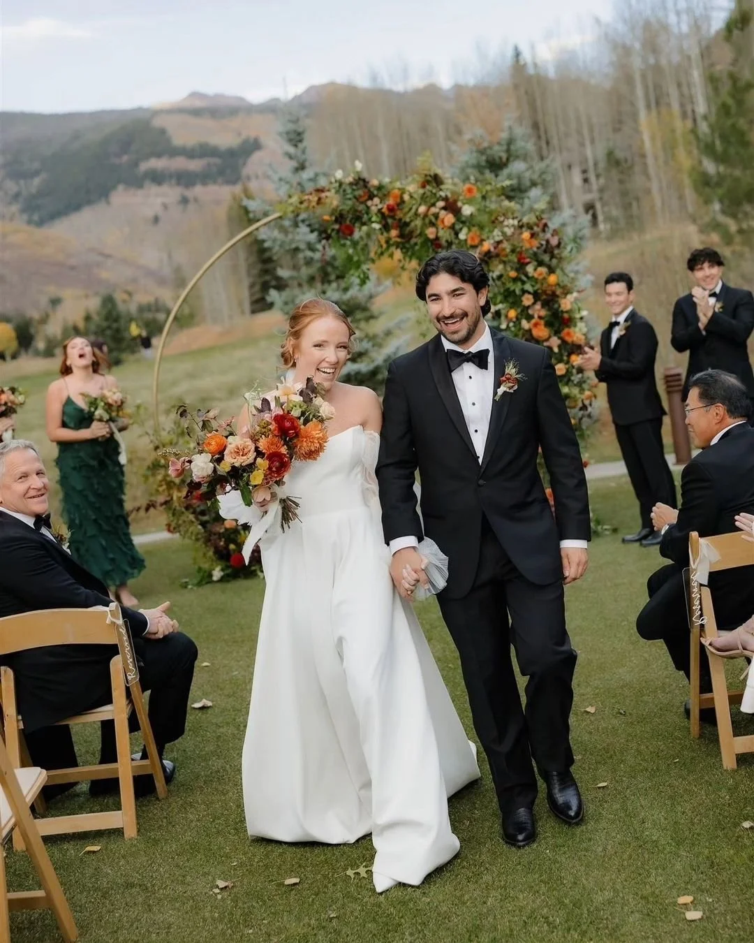 Hannah and Ryan had the classiest fall wedding ceremony 🥂 with the most stunning fall pallet 🍂 that ended in the best dance party! 💃🕺

🍁 You can watch the evening evolve through these stunning photos by @sarahkempersphoto 📸 

Bride: @ziggyakiya