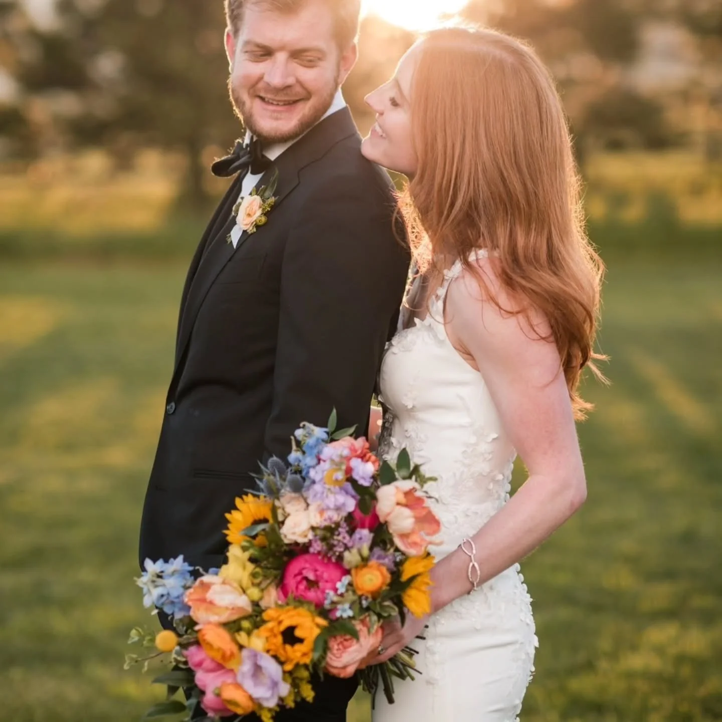 🌸✨ Megan and Landon's Wedding Arch ✨🌸

A breathtaking blend of bright, vibrant blooms and the serene movement of flowing drapery made Megan and Landon's arch an unforgettable centerpiece. The perfect mix of color and elegance to frame their special