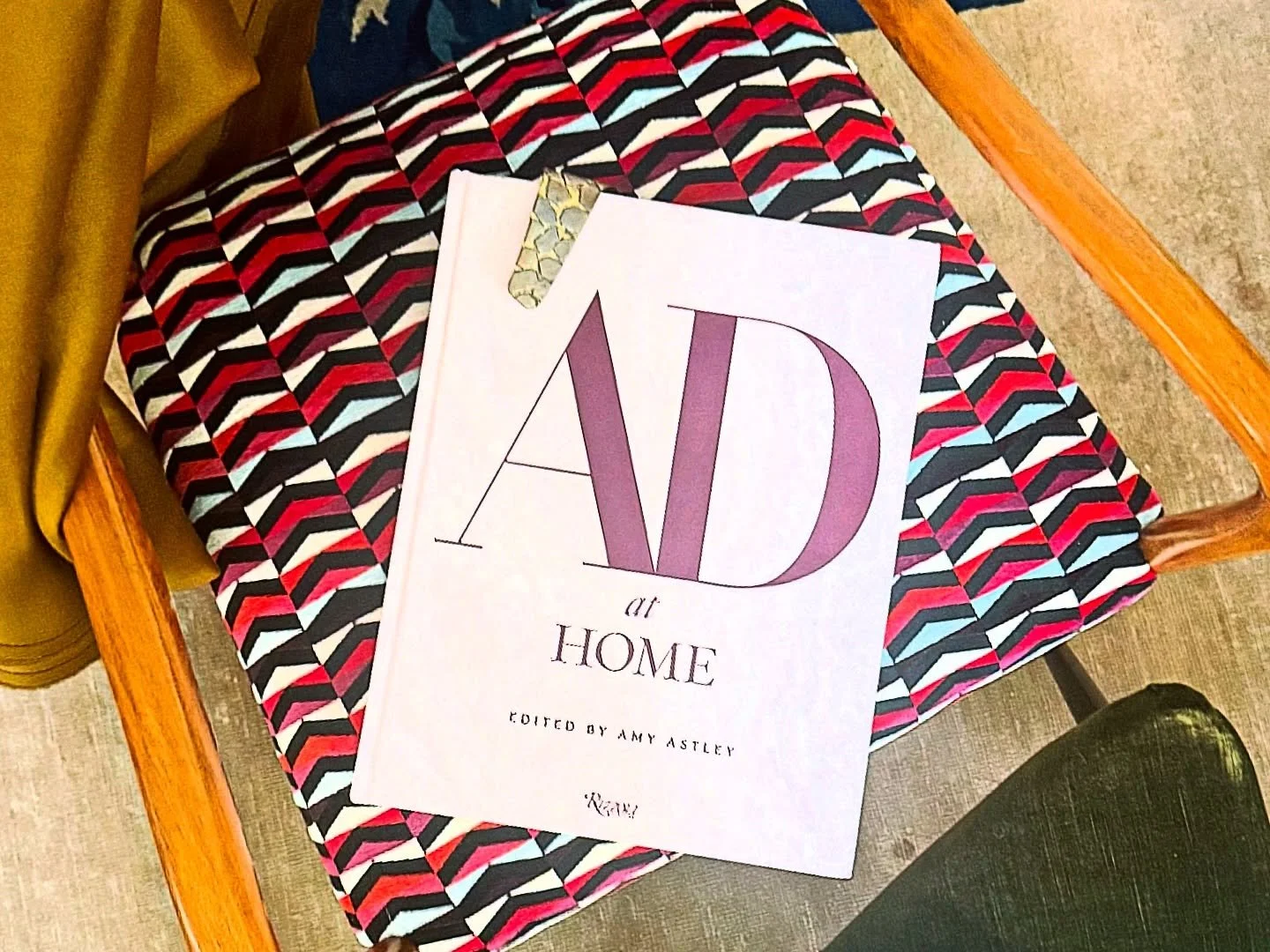 @amyastley and @archdigest deliver another big, beautiful, beguiling book. Finally diving into it after some more books materialized out of thin air Monday - Brava!