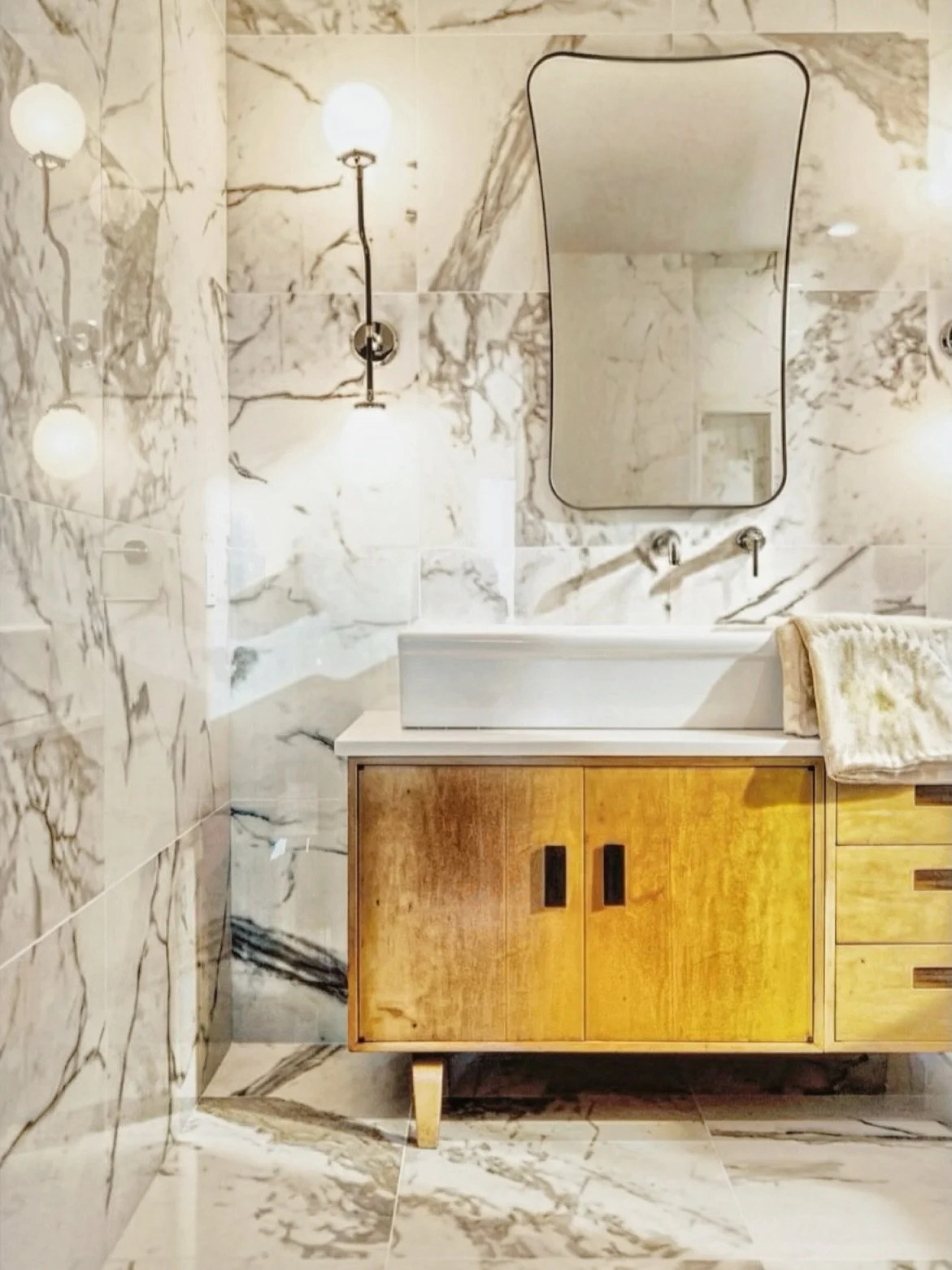 I love when a pretty space can just be a pretty space. Let me live. 
#jacoblawsofstyle 
#marblebathedit
#bathingbeauty