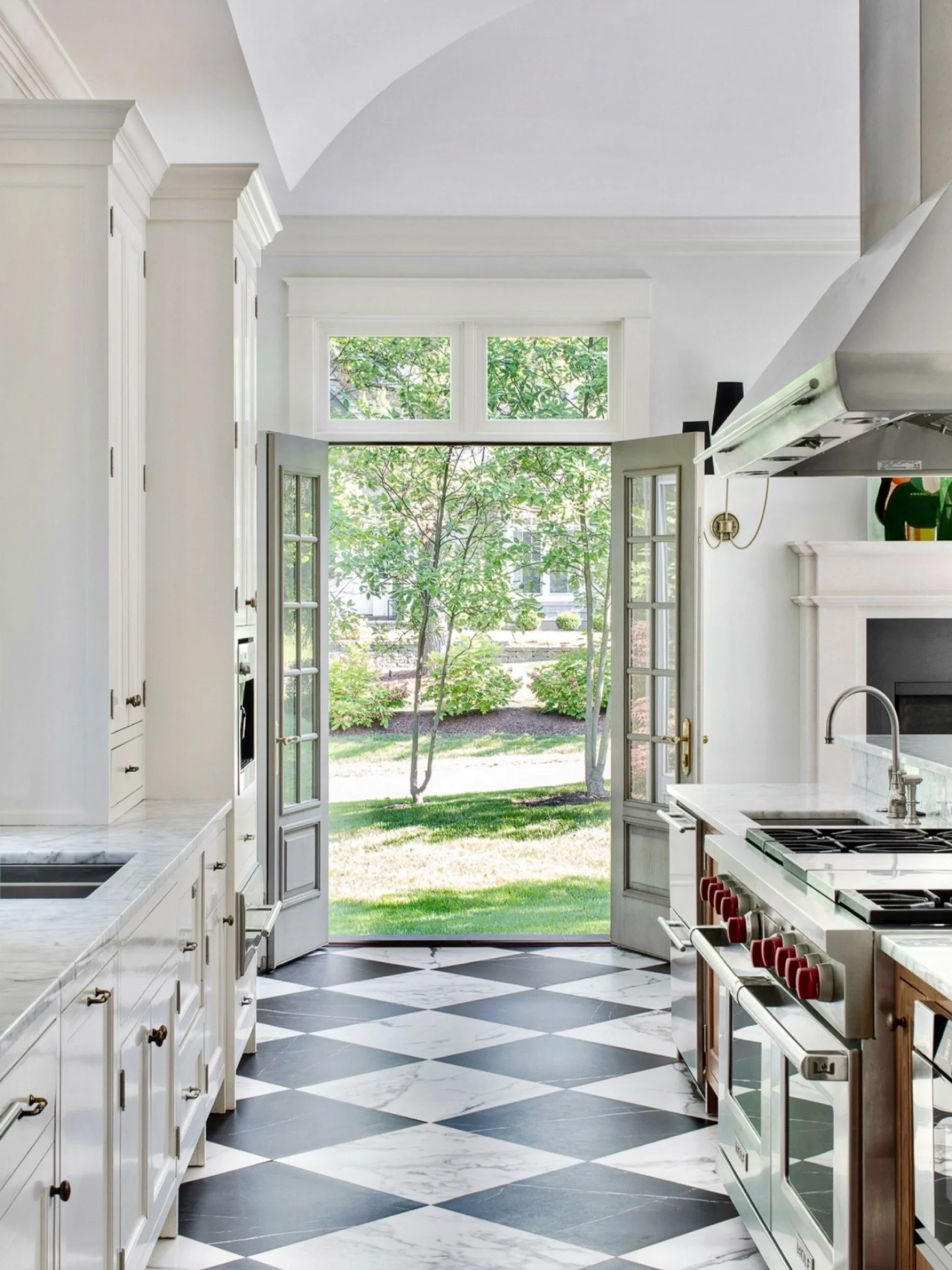 It&rsquo;s a JLID kitchen. You cook in it. You can do other stuff, too. I mean, I don&rsquo;t cook but I do still find a killer kitchen necessary. 
#jacoblawsofkitchenbehavior
#jacoblawsinteriordesigncharleston 
#jacoblawskitchens
#whatscookingoodloo