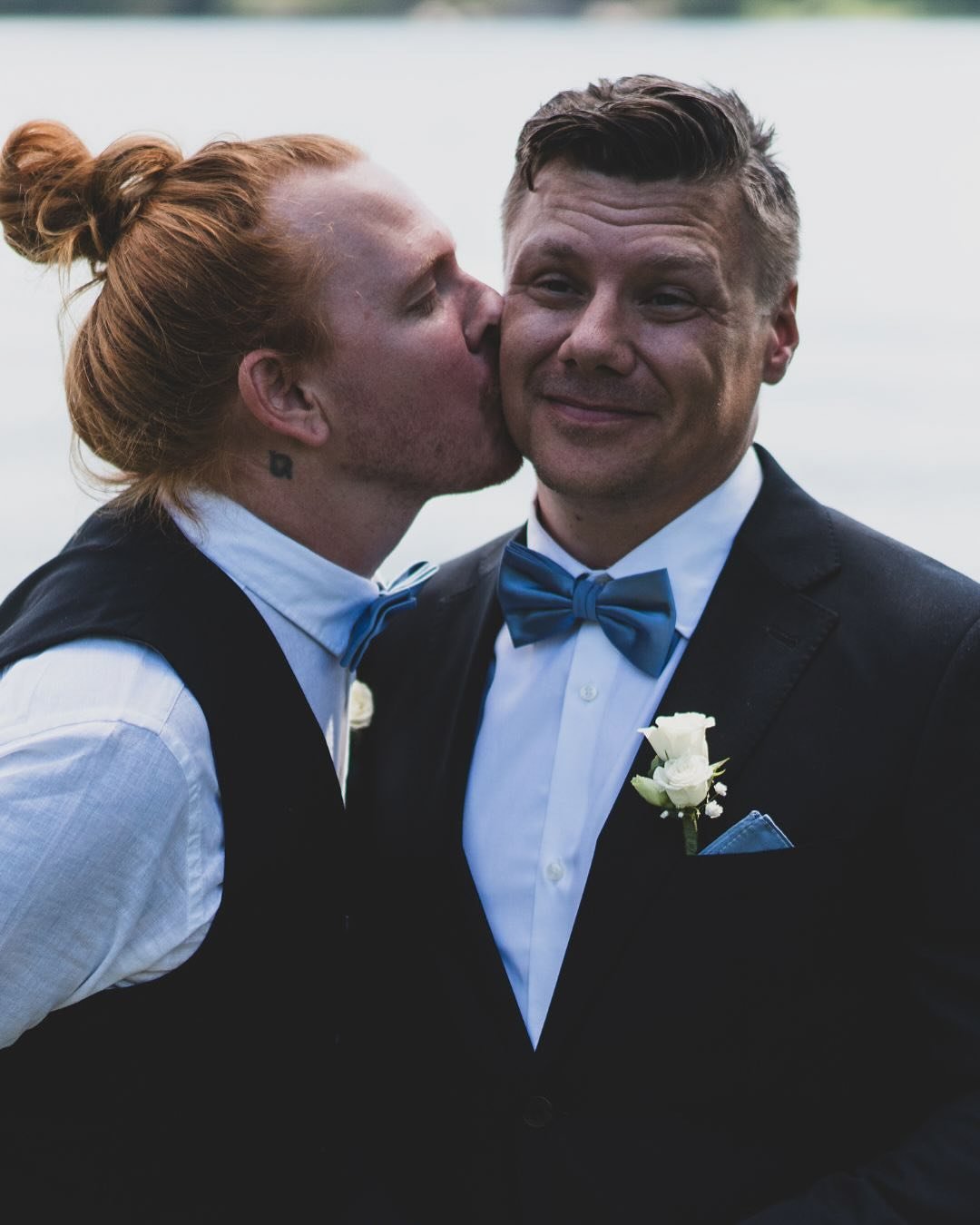 Haha &auml;lskar denna bild, Benny och en av hans bestman😂 #br&ouml;llop #br&ouml;llop2025 #sverige #v&auml;stmanland #fotografering #fotograf #br&ouml;llopsfotografering