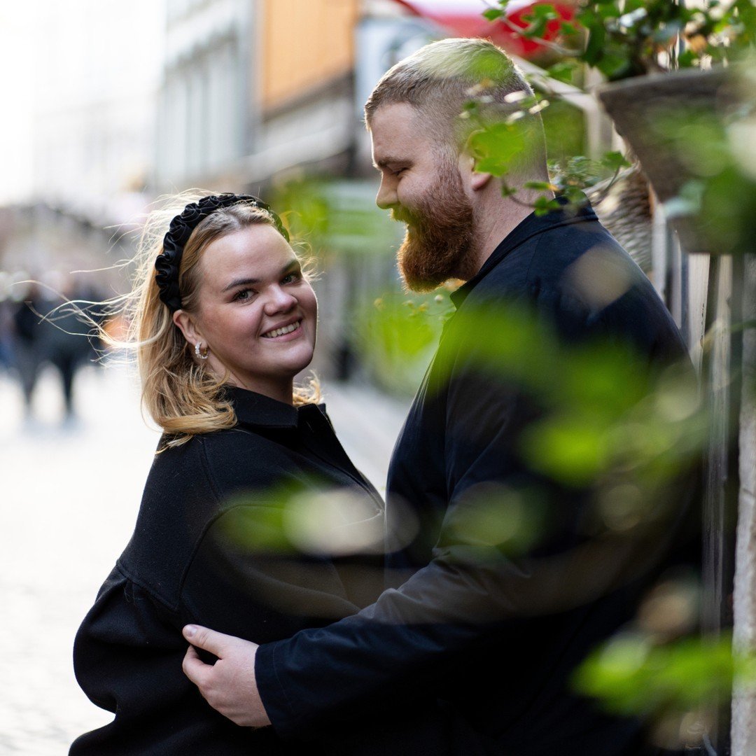 En prov fotografering i Stockholm Gamla stan! Det va en av dem bl&aring;sigaste dagarna f&ouml;r att vara ute och fota, men jag tycker vi fick till det bra end&aring;! 🥳

Jag brukar tjata om hur viktig det &auml;r att faktiskt &auml;r att ha en prov