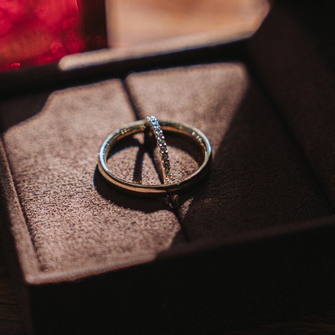Jag bara &auml;lskar detalj bilder! H&auml;r har vi n&aring;gra p&aring; ringarna 🤤

#wedding #br&ouml;llopsfotograf #fotograf #v&auml;stmanland #sweden #br&ouml;llopsinspiration #wedding #br&ouml;llop2025 #stockholm #br&ouml;llopsdetaljer #br&ouml;