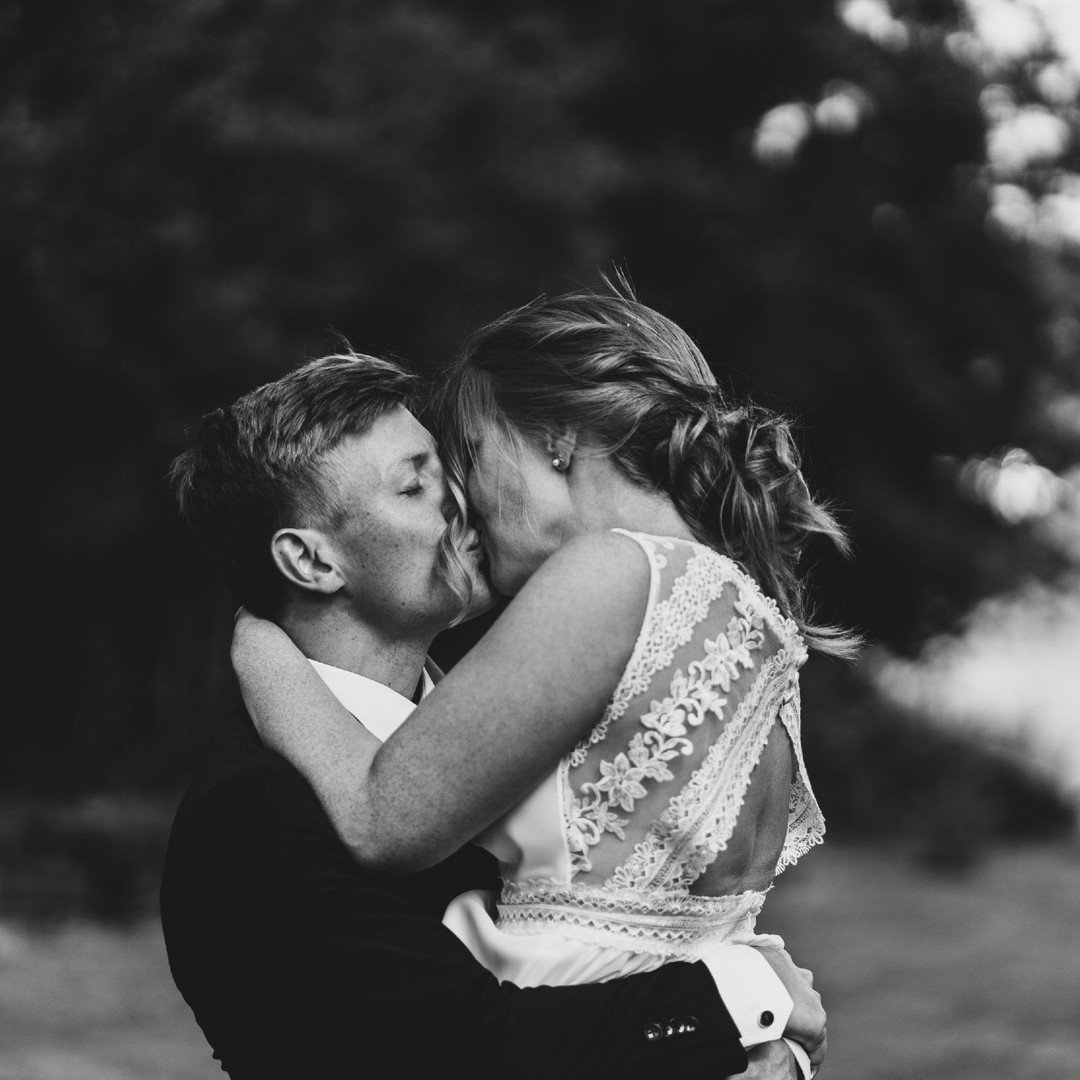 H&auml;r har vi ett par svart vita foton! 🥳

Jag tycker det skapar en tidl&ouml;s k&auml;nsla i bilderna som h&aring;ller mina kunders minnen vid liv! ❤️

#br&ouml;llop #br&ouml;llopsfotograf #br&ouml;llopsinspiration #br&ouml;llop2025 #br&ouml;llop