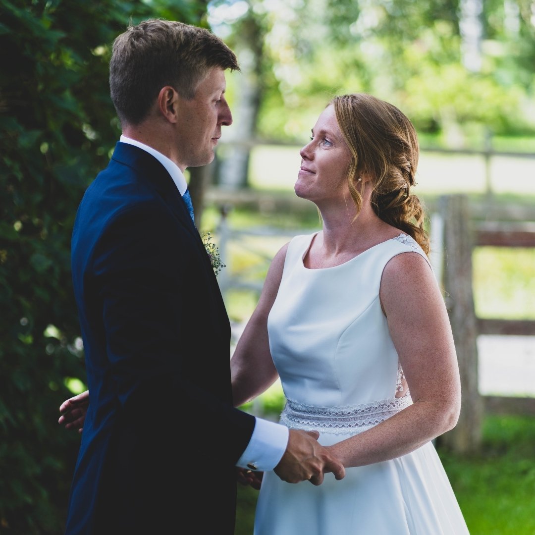 Det va s&aring; roligt att vara med p&aring; detta br&ouml;llop!! vi fick s&aring; m&aring;nga av era underbara stunder f&aring;ngat! 🤵👰💍

Vad &auml;r era favorit s&auml;song?☀️❄️🍁🌸
Min &auml;r alltid v&aring;ren! Jag brukar f&aring; s&aring; en