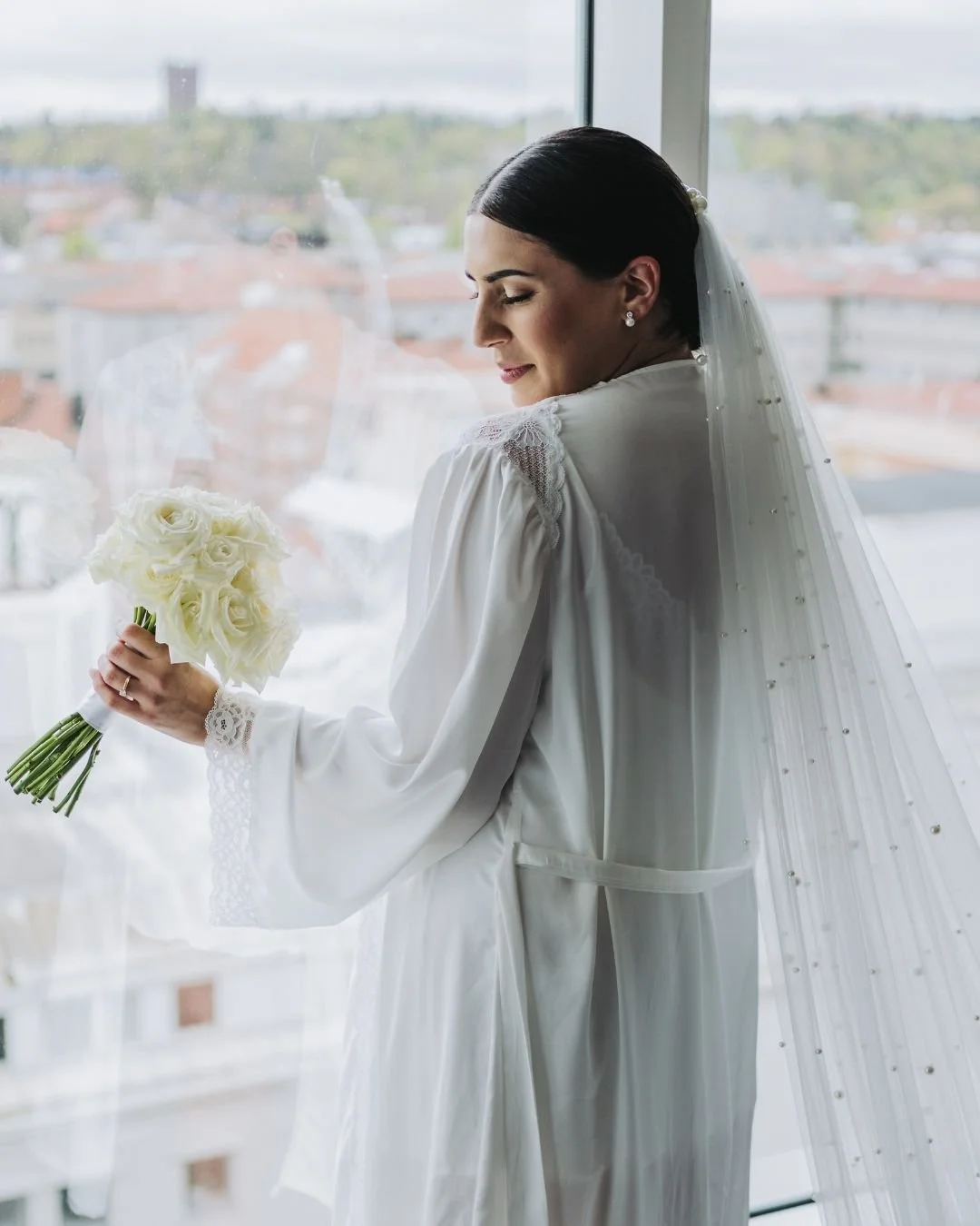 H&auml;r har vi n&aring;gon som &auml;r super n&ouml;jd med att vara gift! 👏 🎉F&ouml;rberedelserna kan ge ibland ge dem b&auml;sta bilderna! #br&ouml;lllop #v&auml;ster&aring;s #br&ouml;llopsfotograf 
#sweden #br&ouml;llop2025 #fotograf #f&ouml;rbe