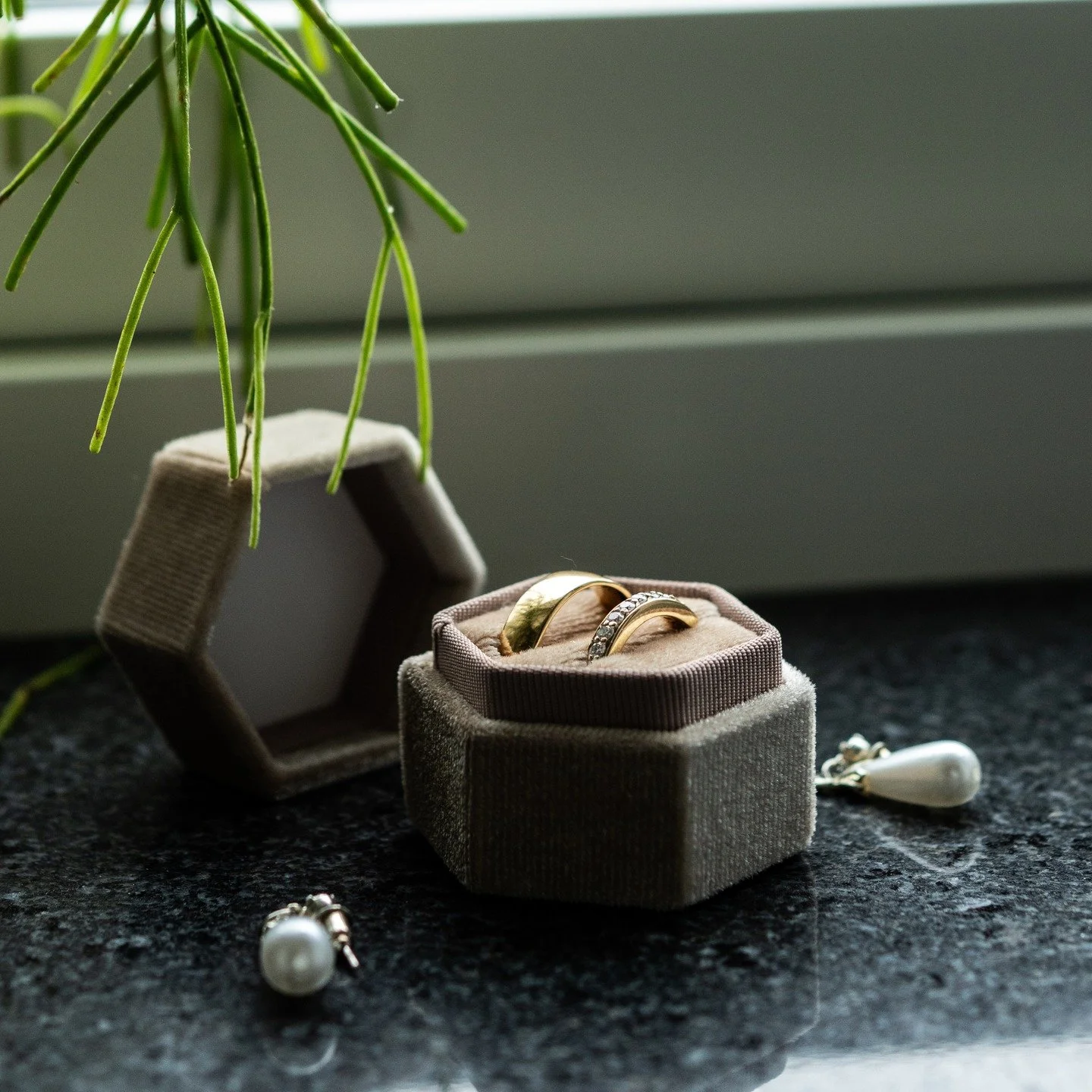 Jag kan verkligen inte motst&aring; att l&auml;gga ut bilder p&aring; ringar, jag tycker att om man f&aring; till r&auml;tt ljus att de kan dem vara magiska 😊

S&aring;&aring;, vars&aring;god👏😂🎉

#fotograf #br&ouml;llop #br&ouml;llopsfotograferin