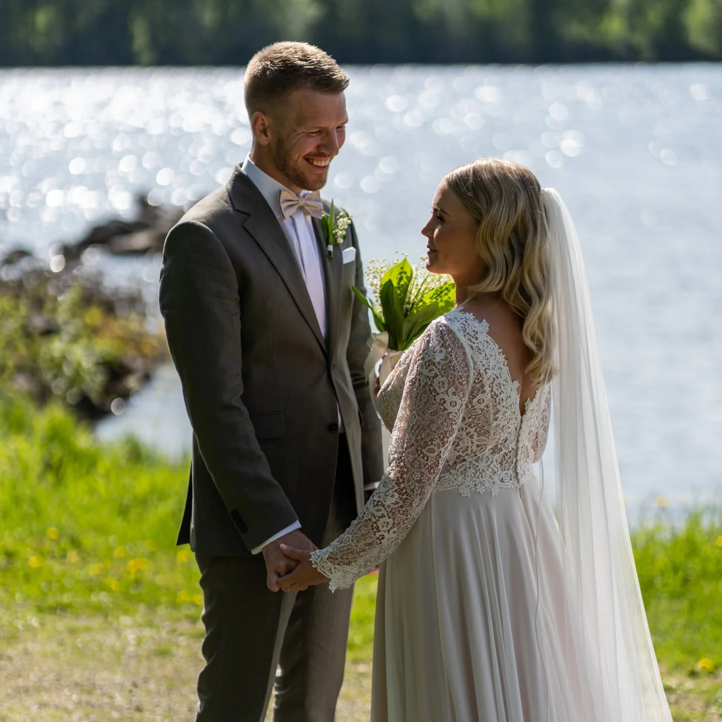 Under sommaren &aring;kte jag ungef&auml;r 370 mil f&ouml;r att delta p&aring; det h&auml;r br&ouml;llopet! 🥳

Resan planerade jag och min sambo som en liten minisemester d&auml;r vi stannade l&auml;ngs m&aring;nga natursk&ouml;na platser. 🌈

Br&ou