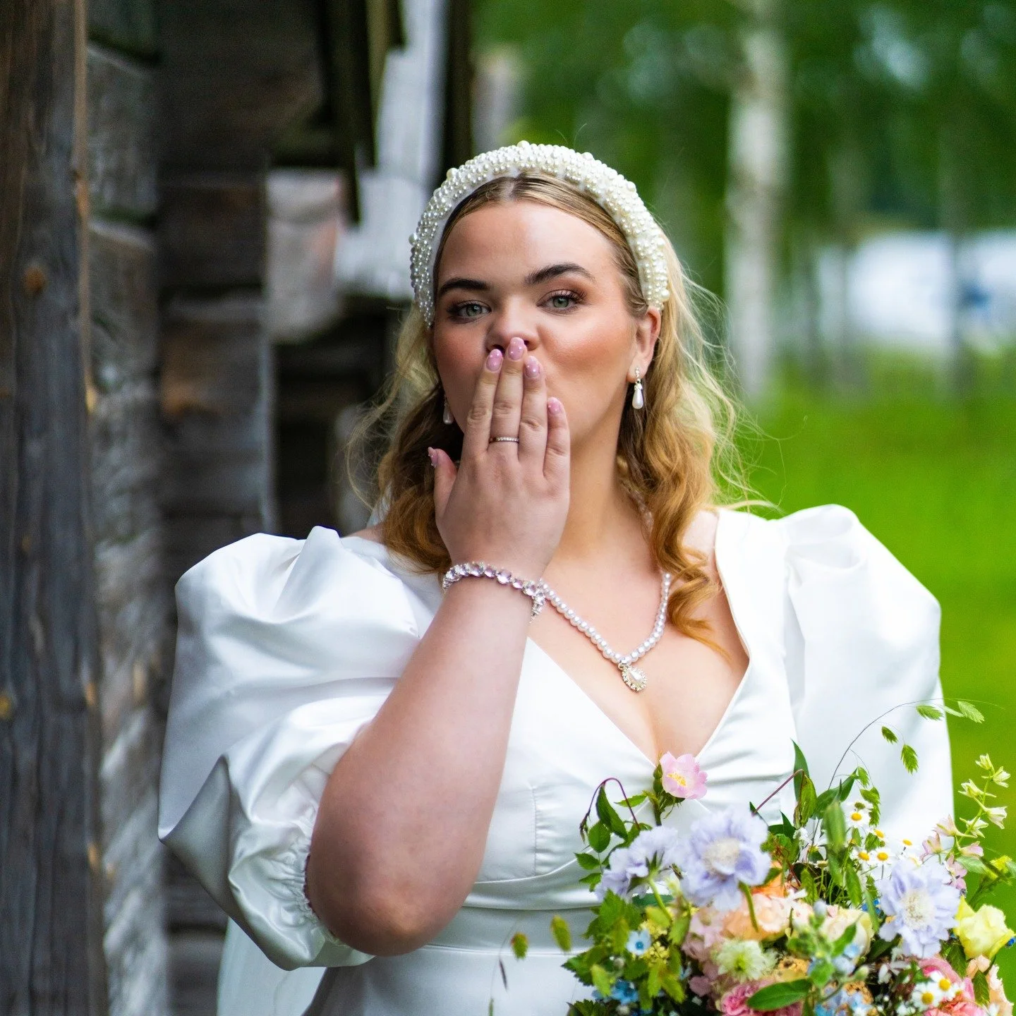 H&auml;r har vi min nya &quot;pose&quot; f&ouml;r bruden! 💋

Det h&auml;r &auml;r ett perfekt exempel p&aring; hur bra samarbete verkligen kan lyfta bilderna.
Innan dessa bilder togs hade jag faktiskt aldrig t&auml;nkt p&aring; att bl&aring;sa en ky