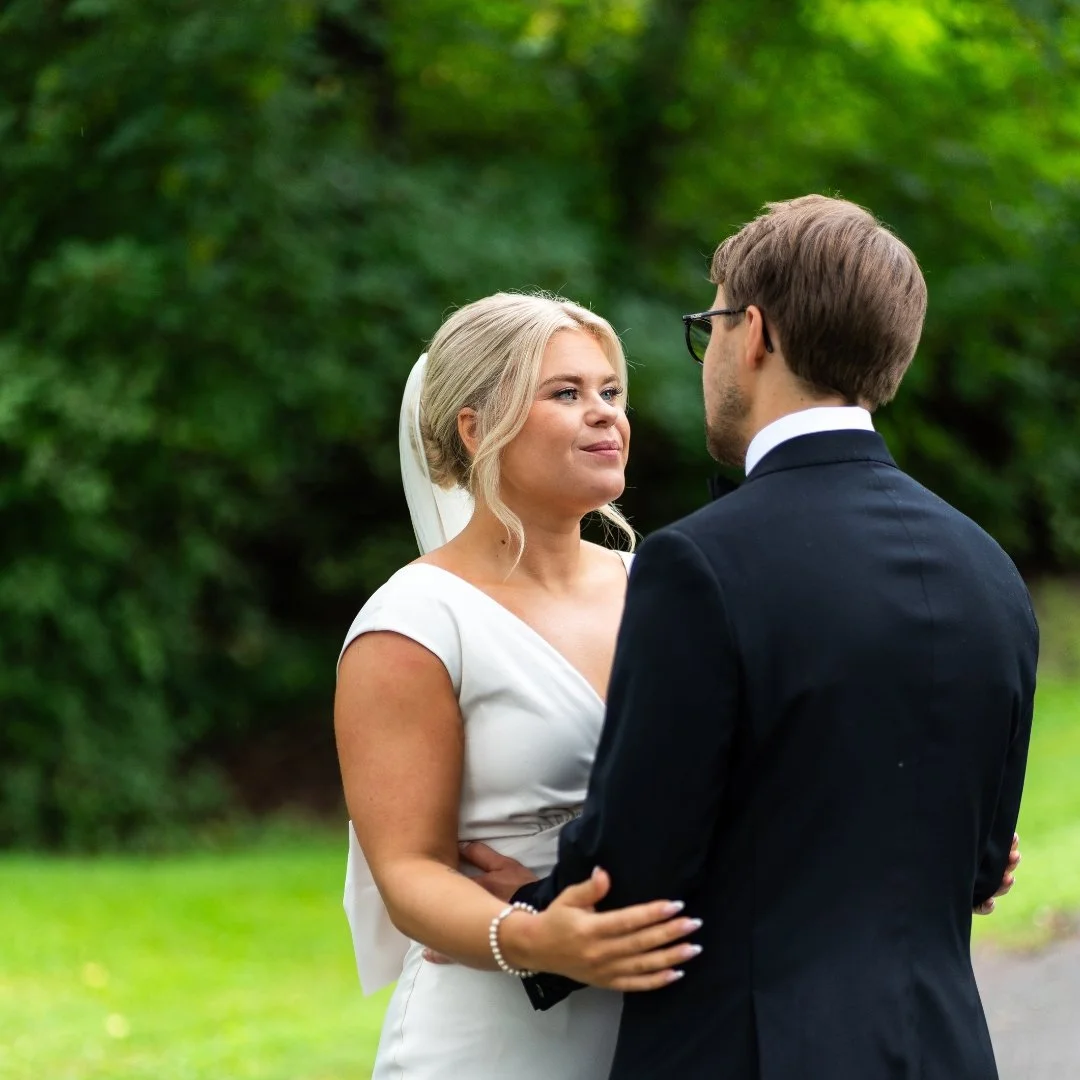 Det h&auml;r var en underbar br&ouml;llopsdag, men det l&aring;g faktiskt l&aring;g lite oro i luften. Med en utomhusvigsel i sikte blir det alltid sp&auml;nnande hur v&auml;dret ska bli, och Falugudarna verkade inte vilja bjuda p&aring; 100 % sol,  