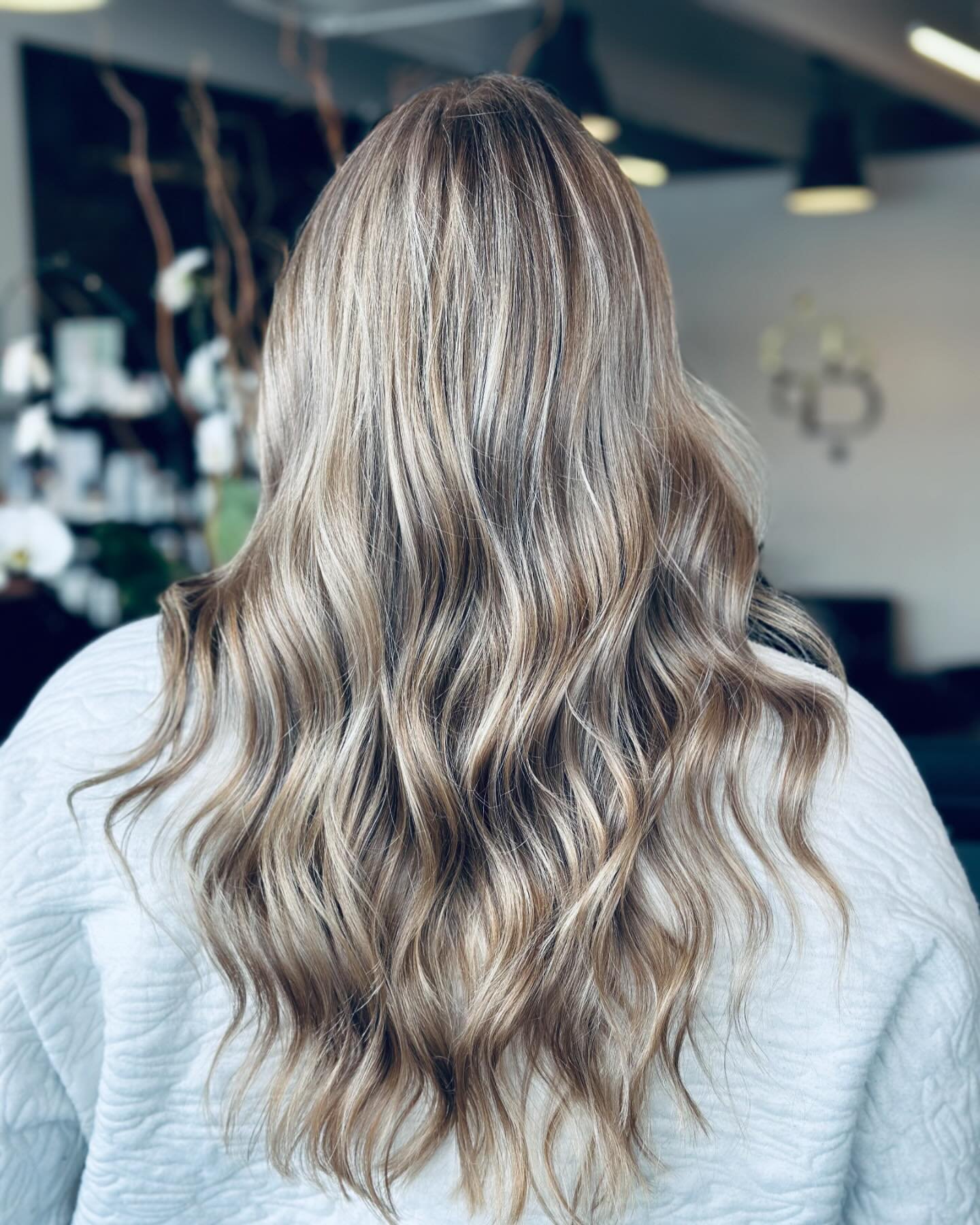 Check out this stunning creamy beige blonde transformation by our senior stylist, Trey! 💇&zwj;♀️✨ Get ready to turn heads with a look that&rsquo;s as fun as it is flawless. Book your complimentary consultation with him today and let your hair do the