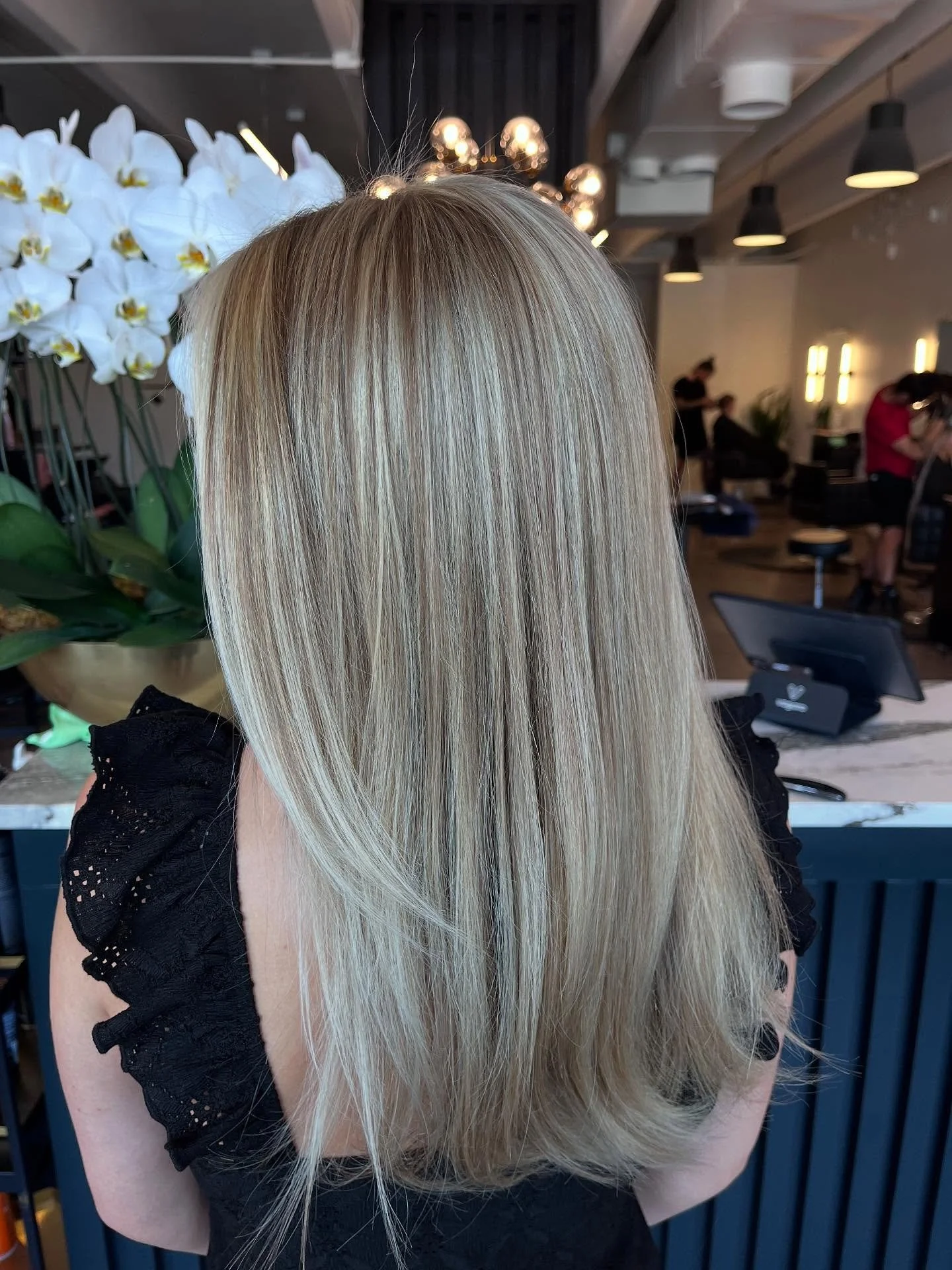 Check out this beautiful work by Jade &mdash; total summer vibes! ☀️🌼 Summer is officially here, and there&rsquo;s no better time to go blonde. 

Who else is ready for that perfect sun-kissed look? 🌞 Book your complimentary consultation with Jade t