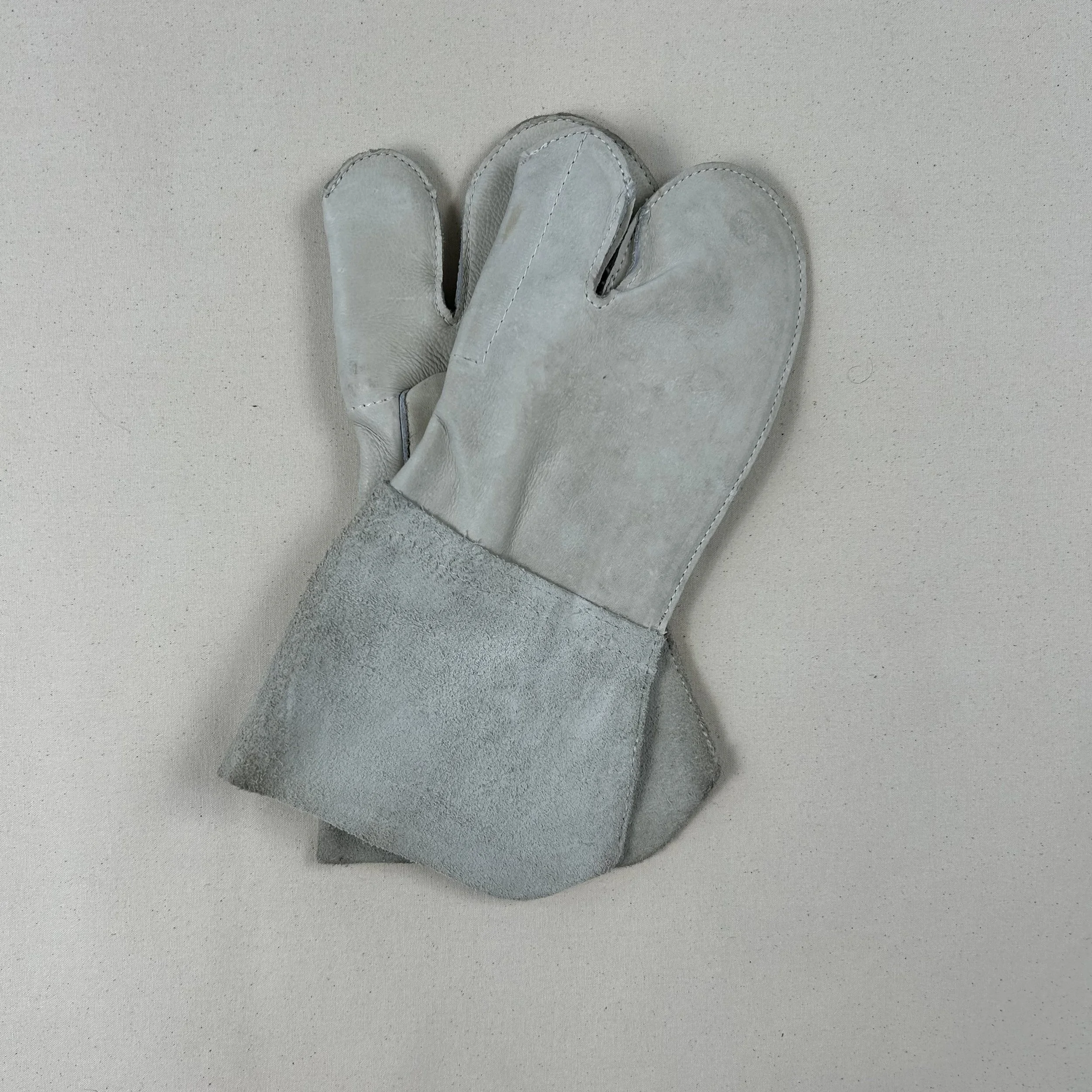 48GLOVES3.jpg