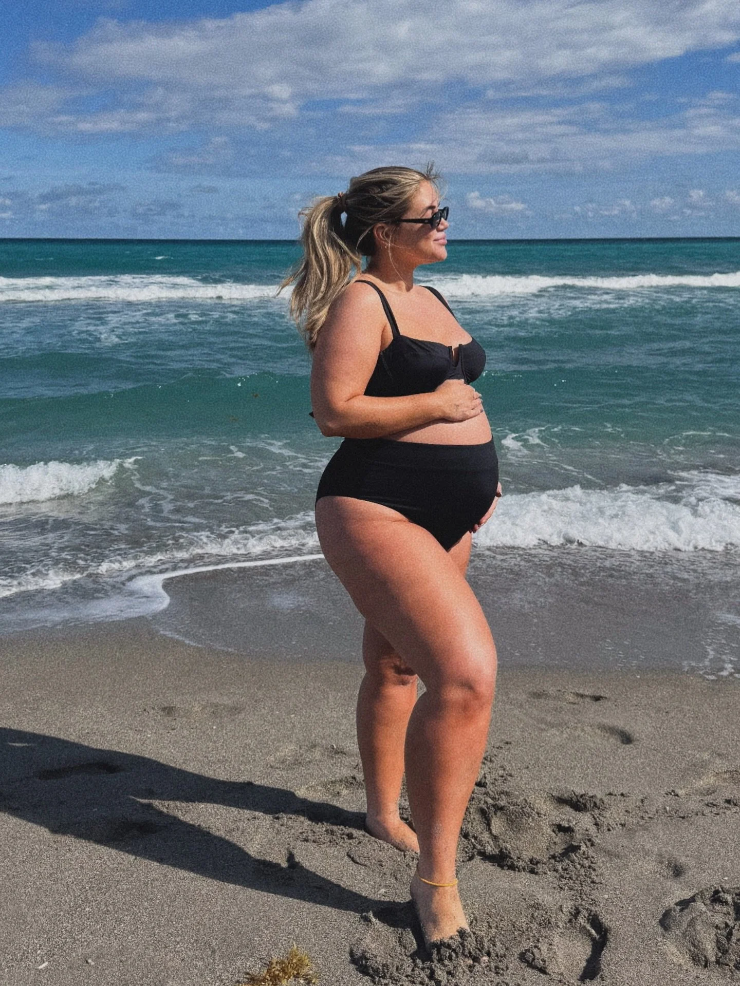 Every Mom deserves a baby moon ☀️🍼

&hellip;and no one deserves to show up to a baby moon pale!!! 
Do what @kelclight did and book your tan 🤭

#spraytan #influecer #babymoontan #beachspraytan