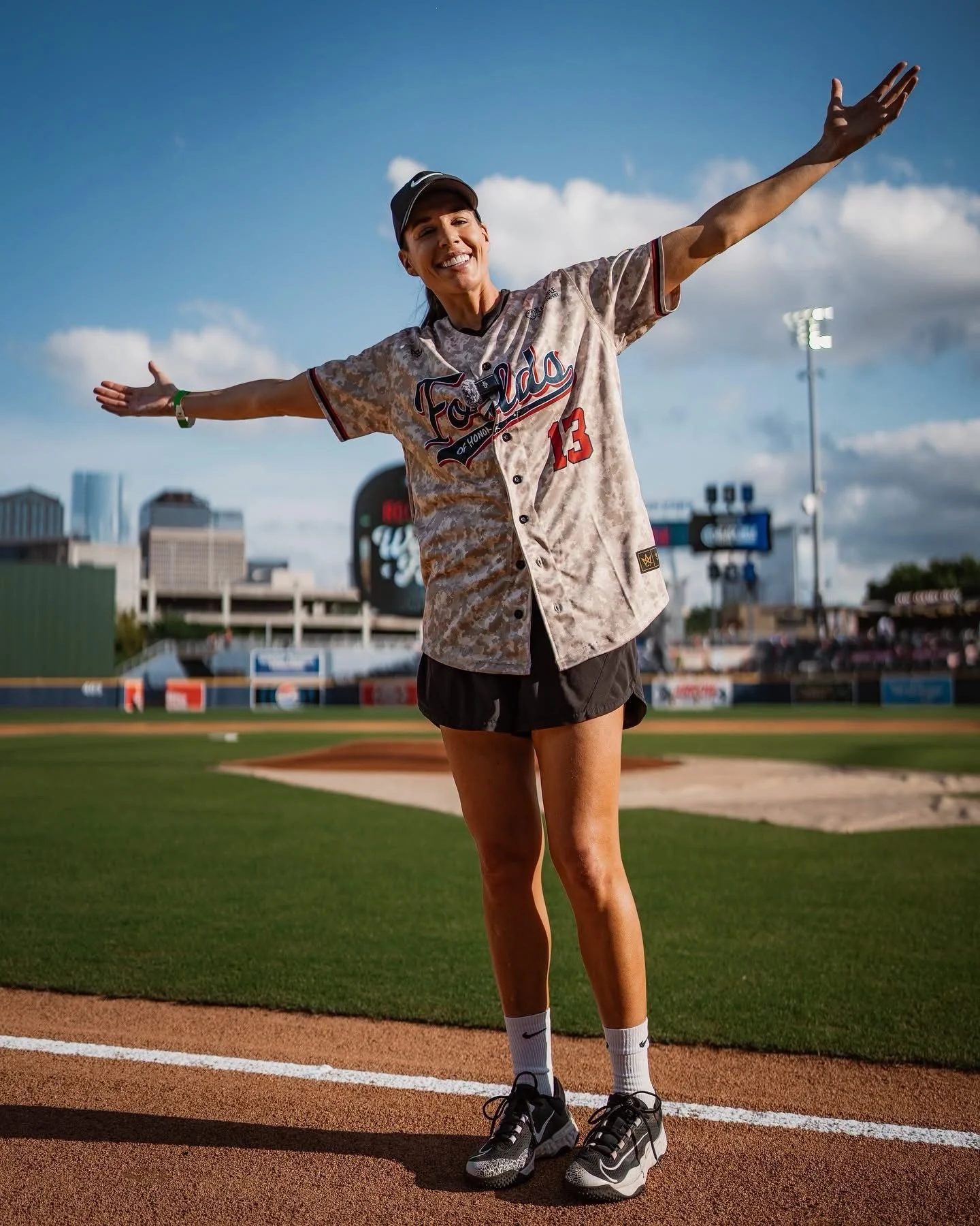 Talk about a show stopper 🥎🔥🤩

Sprayed this hottie @danae.hays before the @foldsofhonortn celebrity softball game last week 

#nashville #localevents #nashvilleinfluencer #spraytanartist #fyp 
📸 @korythompson_