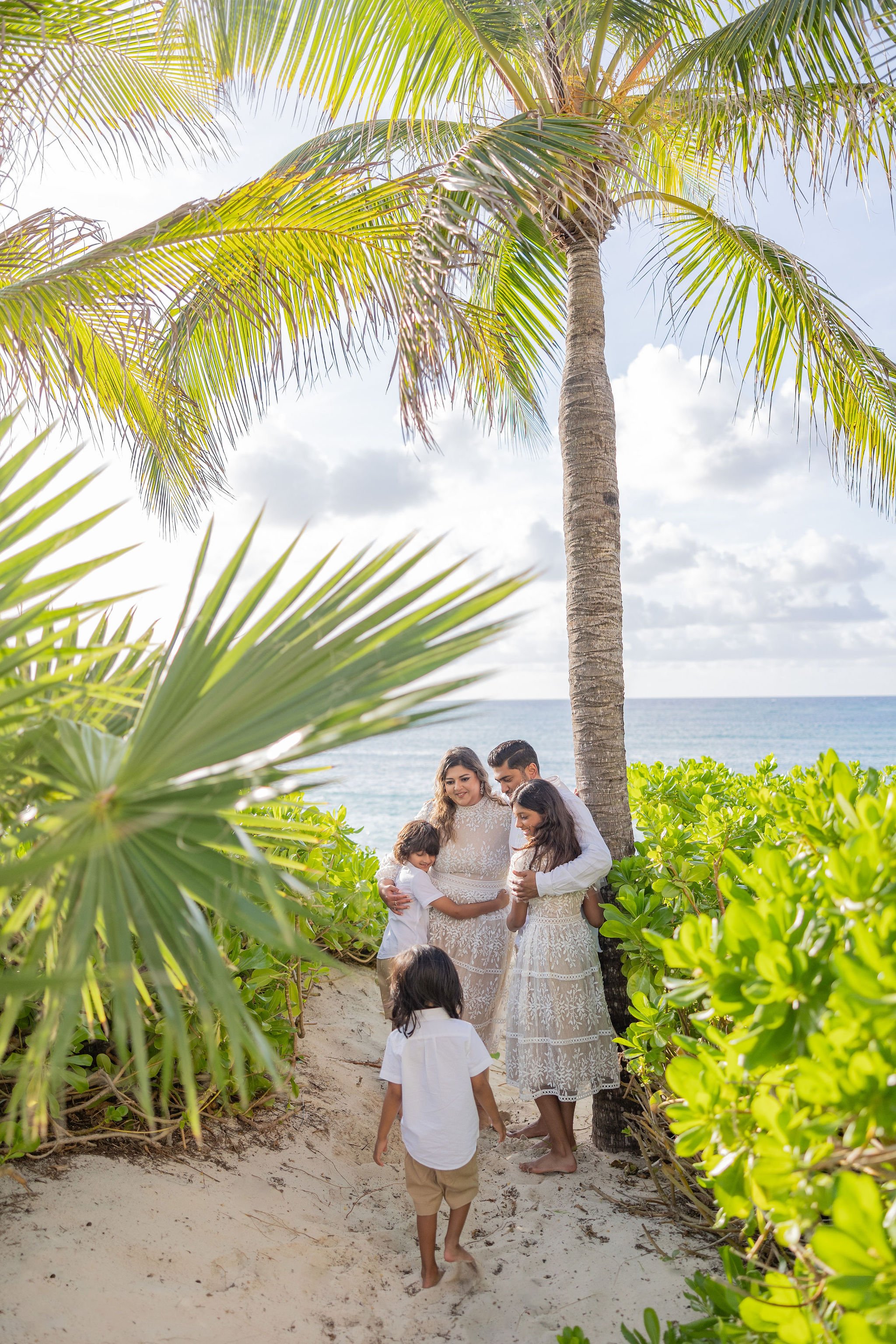 CopyrightChristinaYsaguirrePhotography2024-NassauBahamasPhotographer-Ifrah+Family-10.jpg