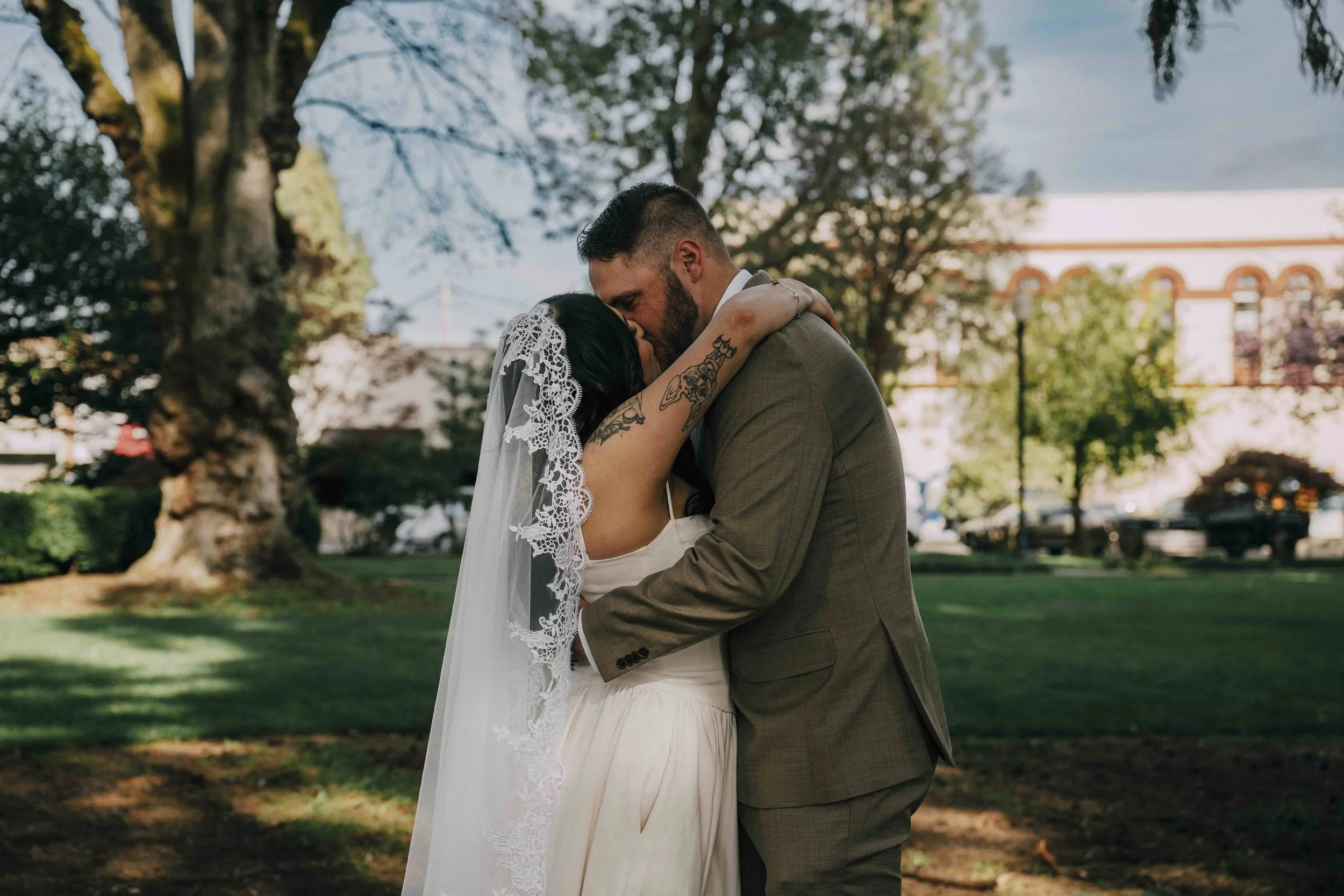 elopement photography portland first kiss