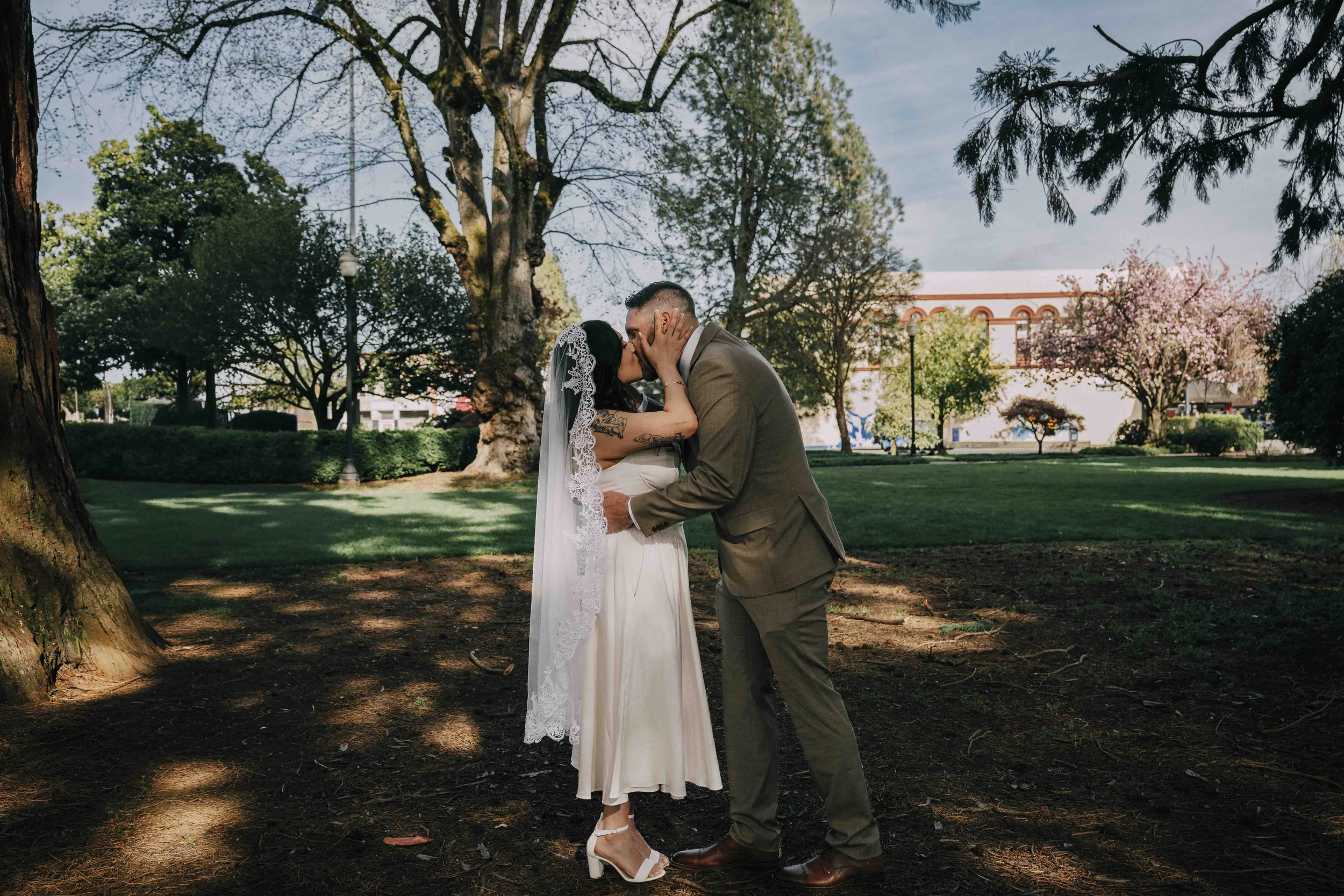 Wedding first kiss oregon spring time