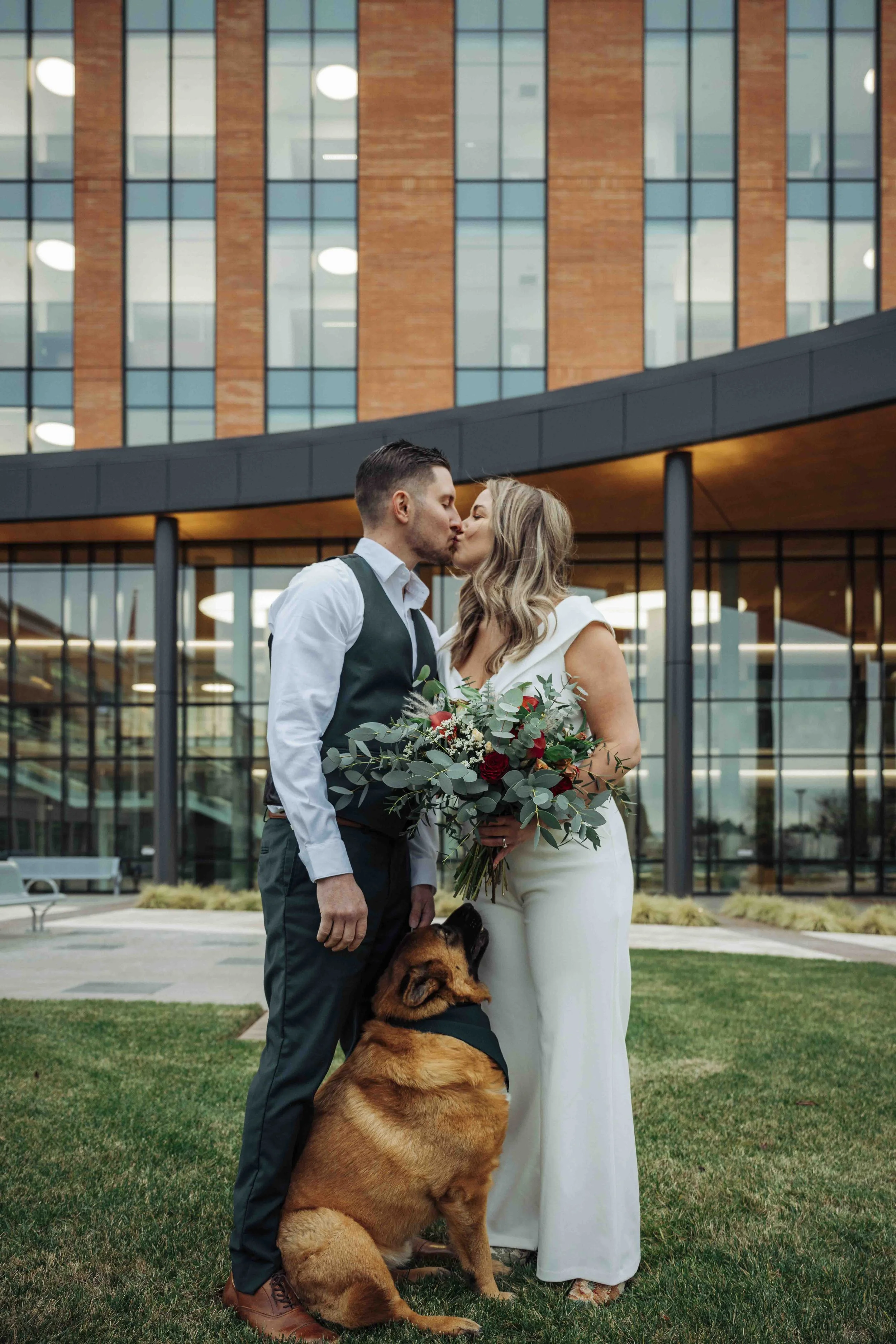 elopement first kiss oregon