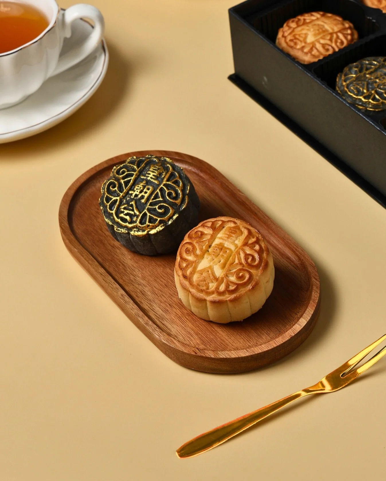 Something magical is on the horizon…
This Mid-Autumn Festival, get ready for our limited-edition Twilight Mooncake Box.
A perfect harmony of Purple Sweet Potato Lava Egg Custard and White Peach Oolong Tea, crafted to delight.
Pre-order open