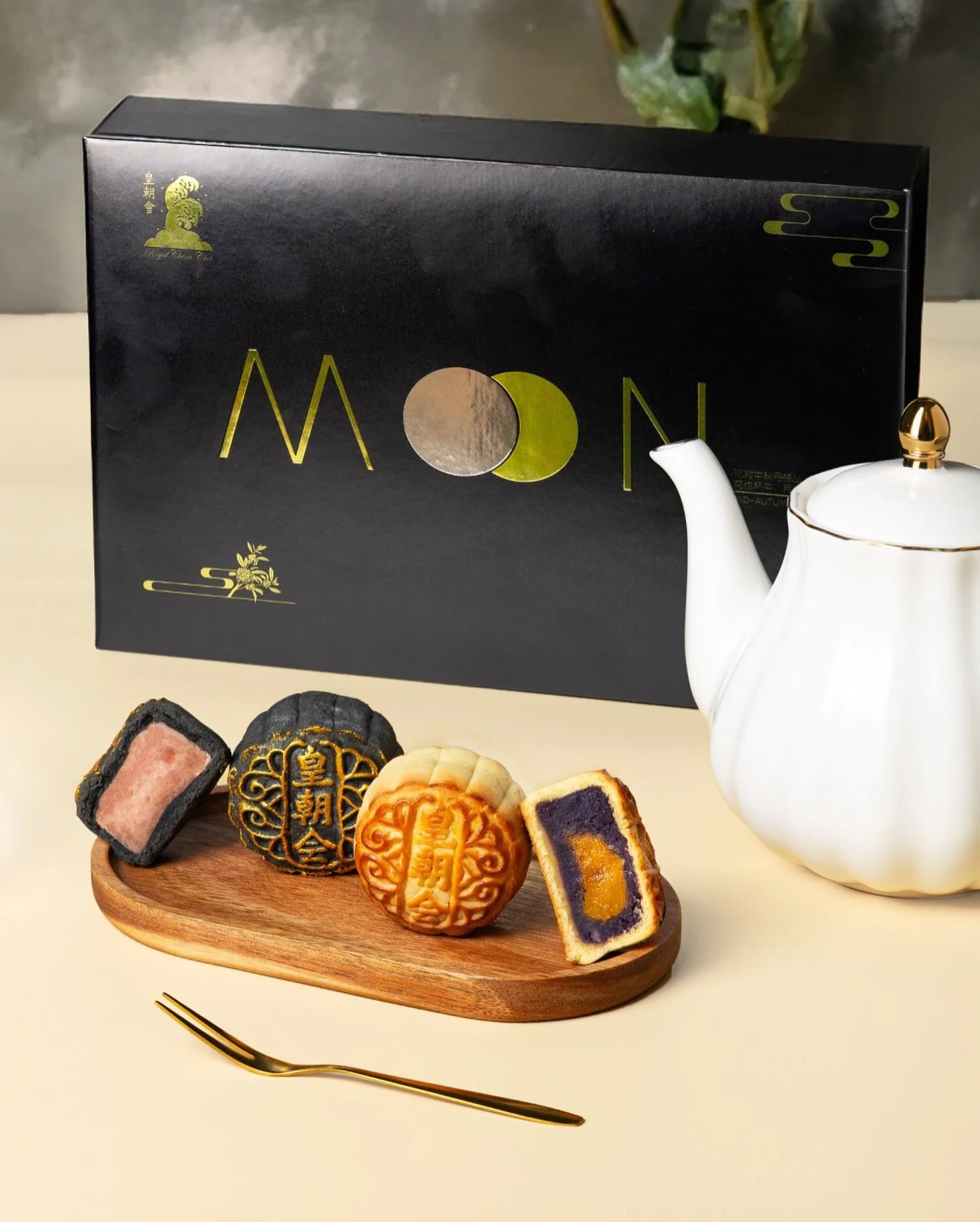 🌙 Celebrate the Mid-Autumn Festival at Royal China Club. 
Reserve your table to enjoy shared moments with loved ones and indulge in our exquisite mooncakes, also available for dine-in. 
✨ Link in bio to secure your festive experience.
#mooncake #