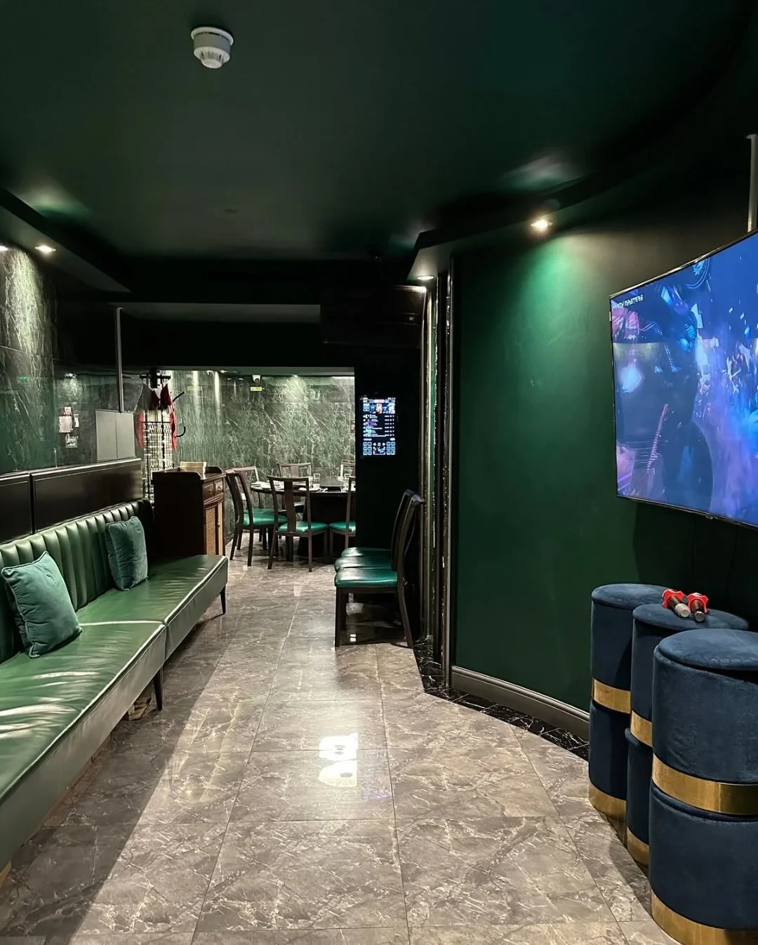 🎉 Private K-Party at Royal China Chinatown! 🎤
Celebrate in one of our 3 karaoke rooms, perfect for groups from 6 to 24 people.
Tap the link in our bio to explore the space and contact our team for more details!

#karaoke #party #chinatownlondon #ro