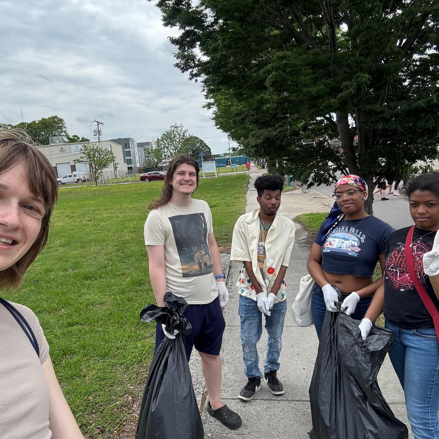 Last week SAN partnered with the ODU Botany Club @botany.odu and the ODU Environmental Justice Club @oduejc to clean up  the streets of Norfolk! 10 were in attendance and cleaned near Powhatan and from 49th to 39th Street!
A clean community is essent